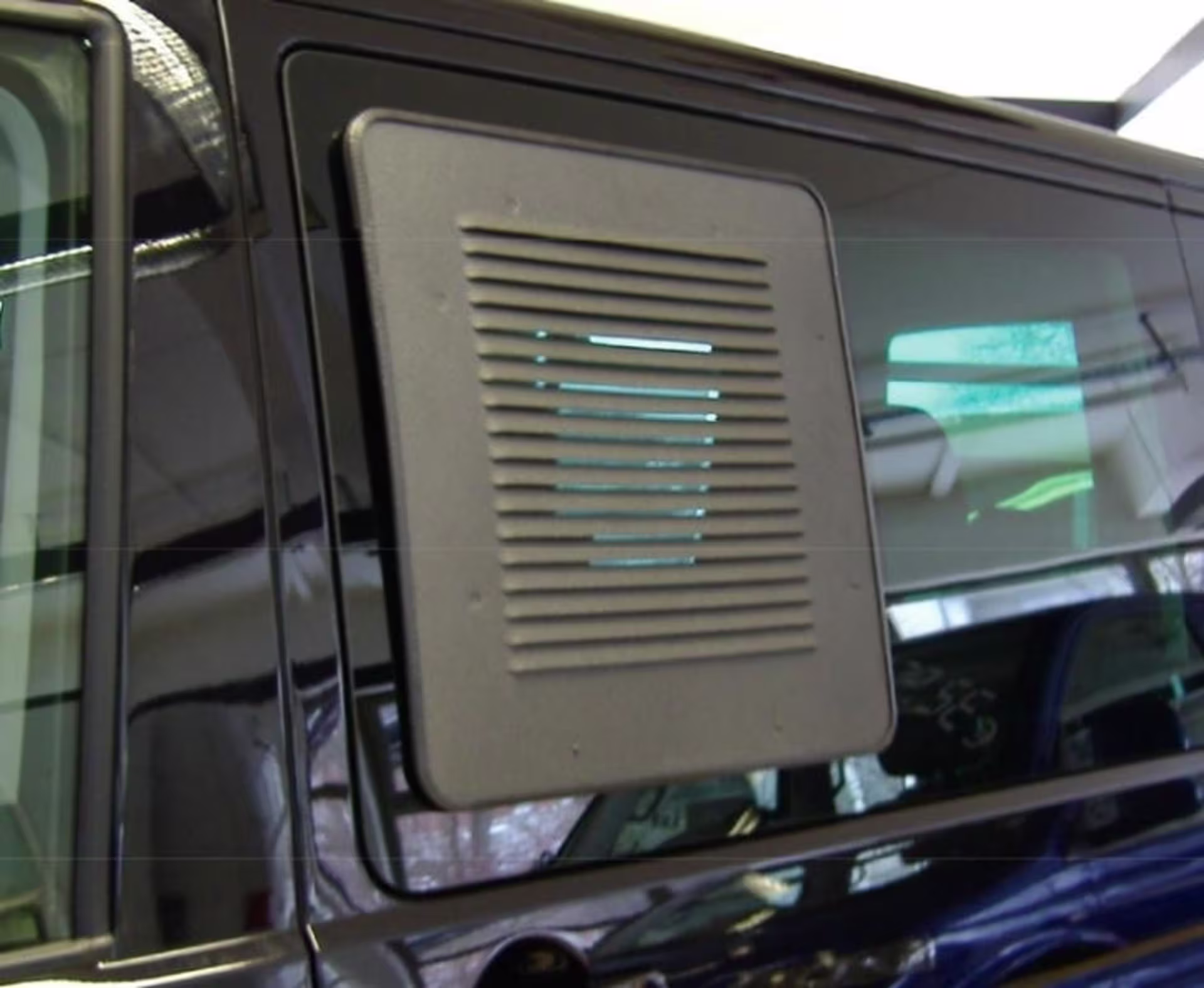 AIRvent Lüftungsgitter für VW T5/6 Schiebefenster rechts in Anthrazit Exklusiv-Struktur