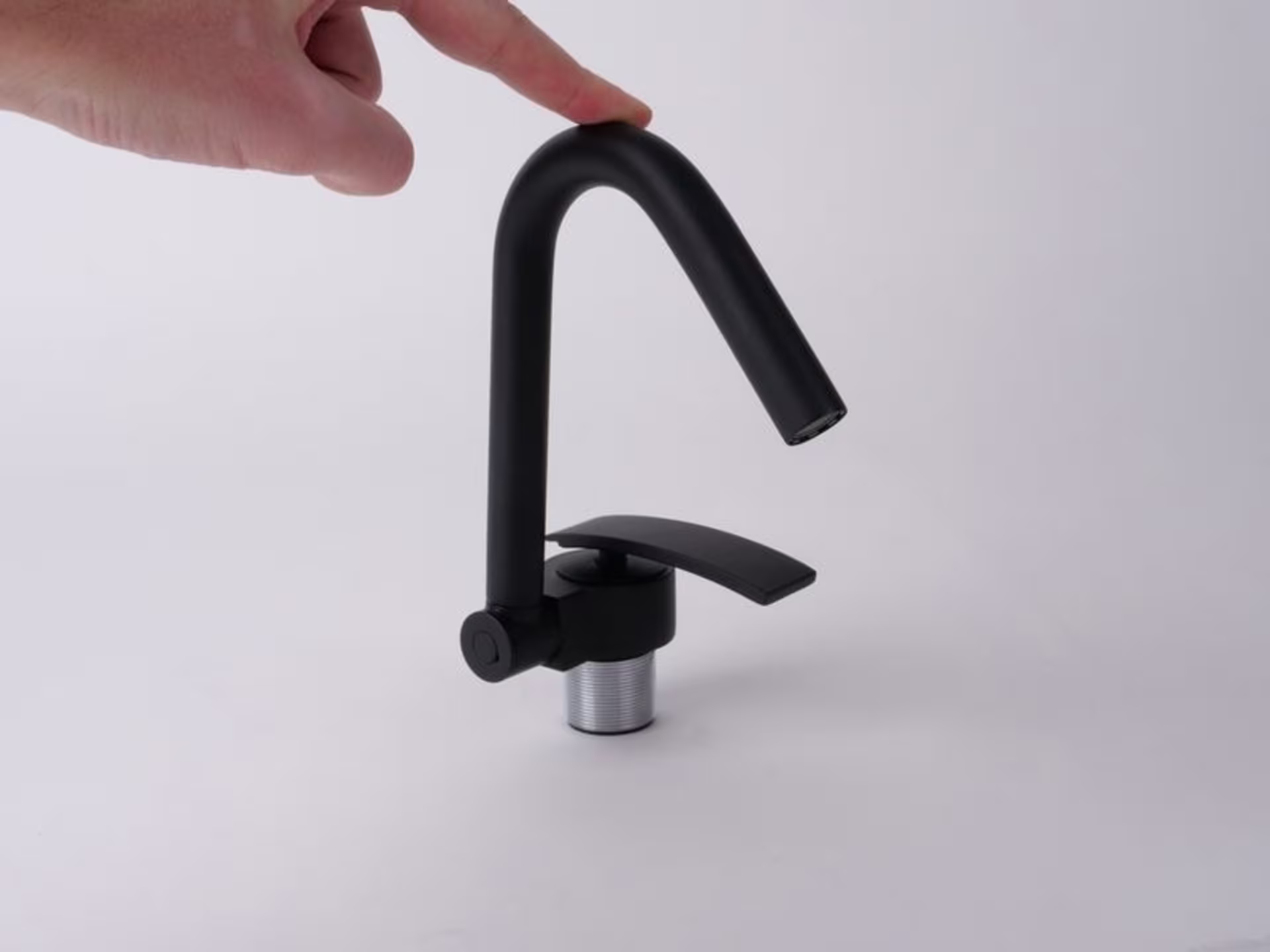 Abklappbarer Einhebel-Wasserhahn in Schwarz