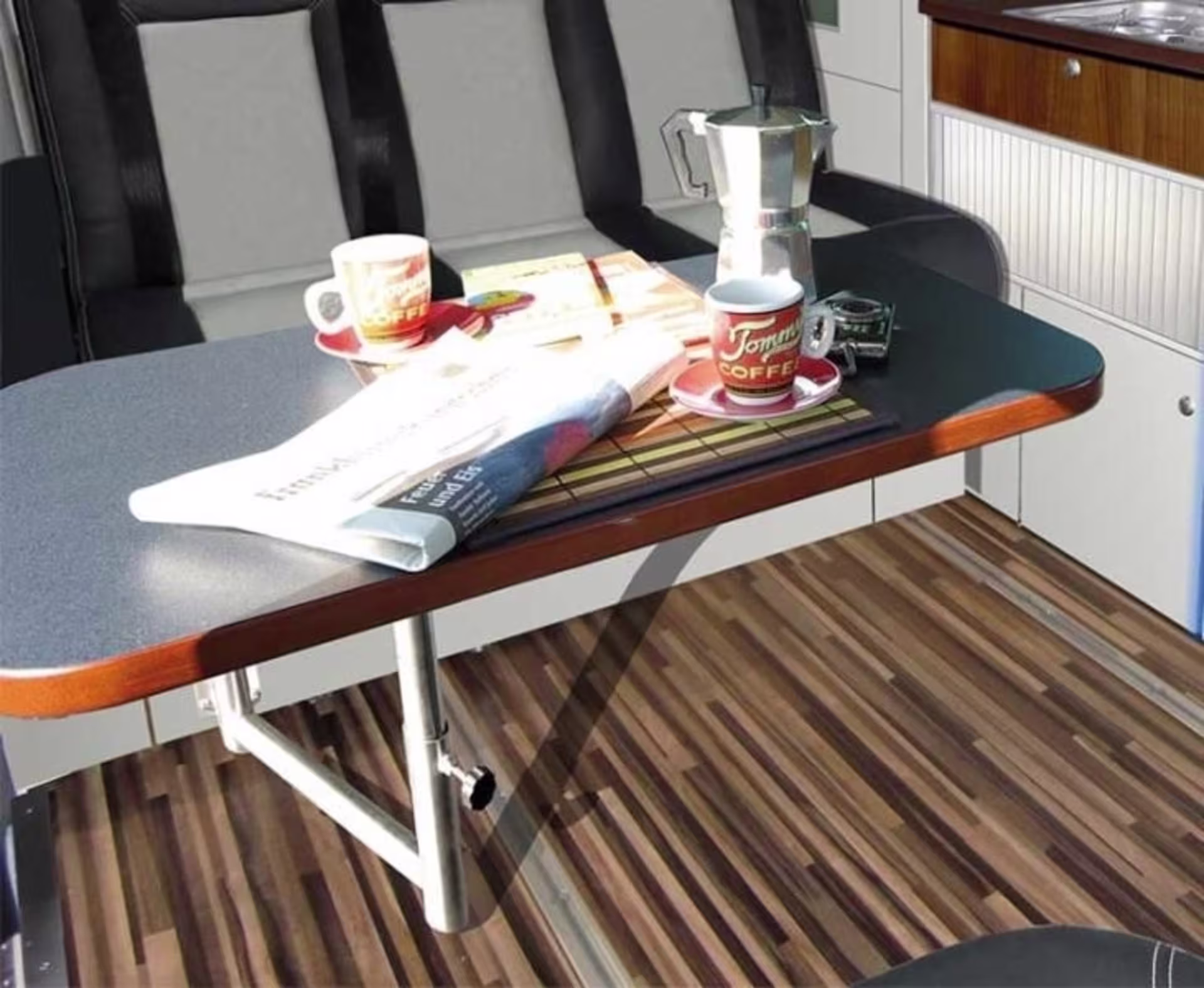 Tischanlage für den Ausbau des Ford Transit Custom KR mit Schwenktischgestell