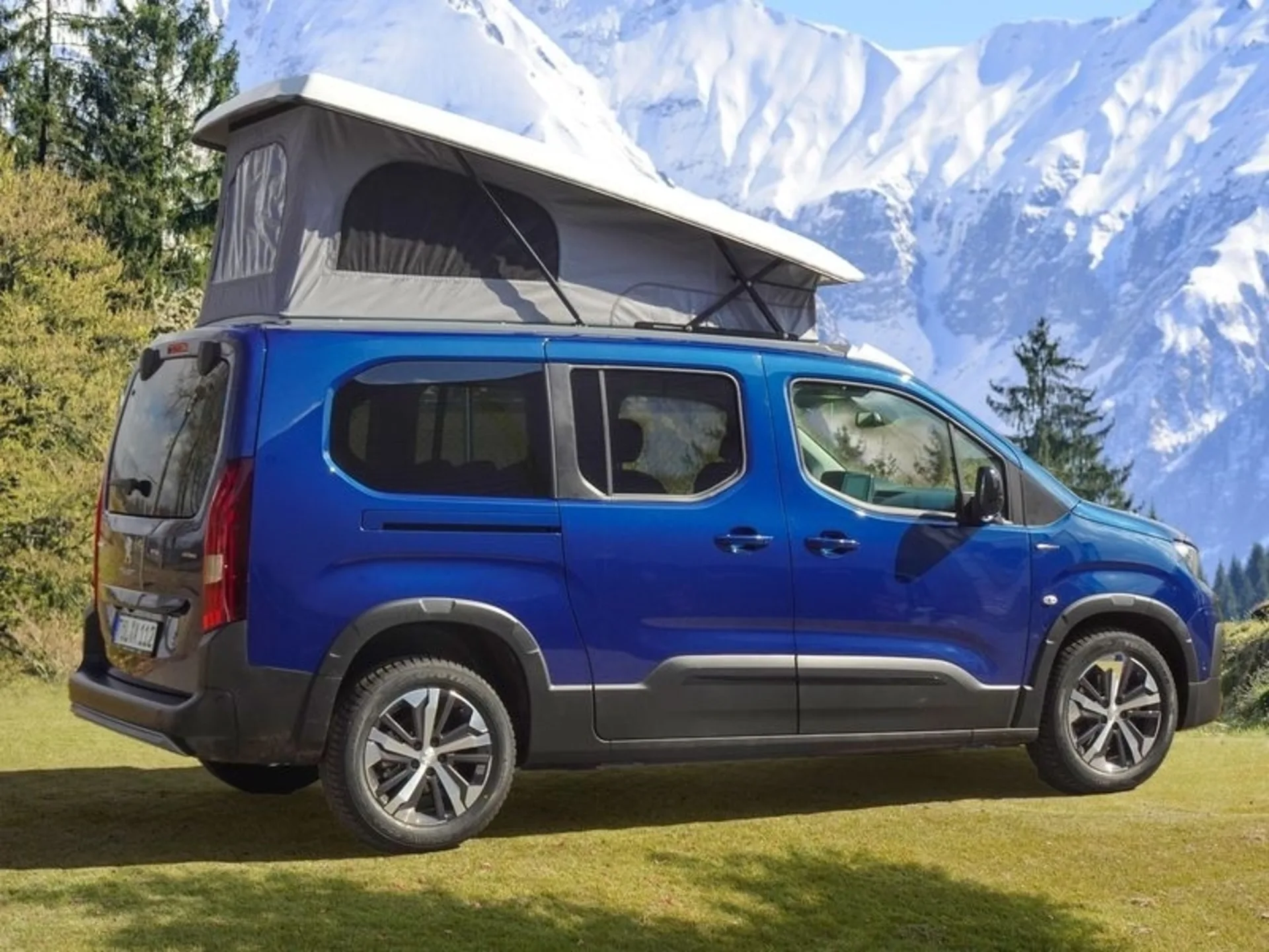 Schlafdach für Citroen Berlingo mit hohem Dach hinten und langem Radstand - inklusive zusätzlichem Bett im Dach und bequemer Stehhöhe