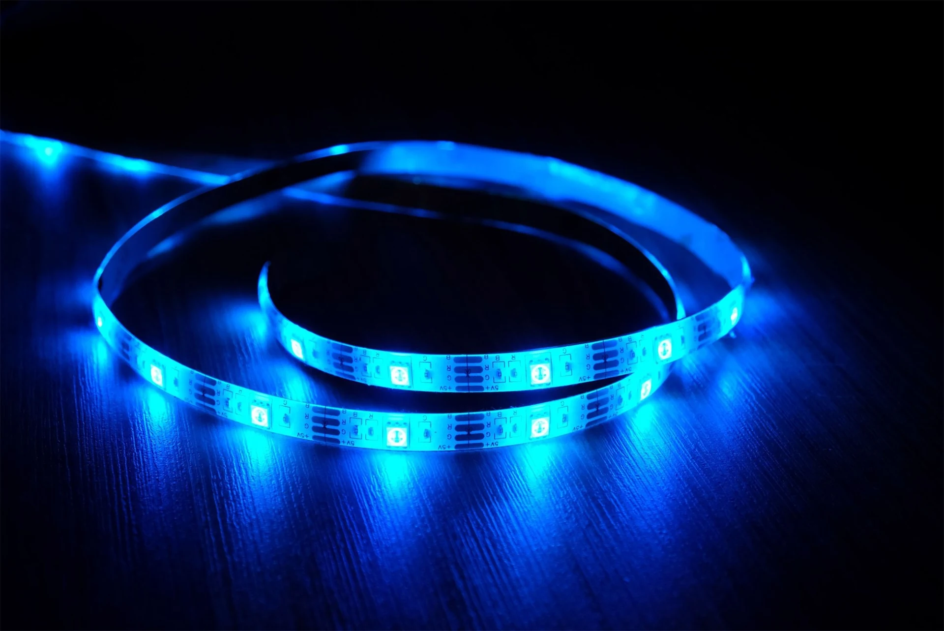 Megalight Strip DIM dimmbare LED Lichtleiste mit verschiedenen Farbmodi 2 Meter