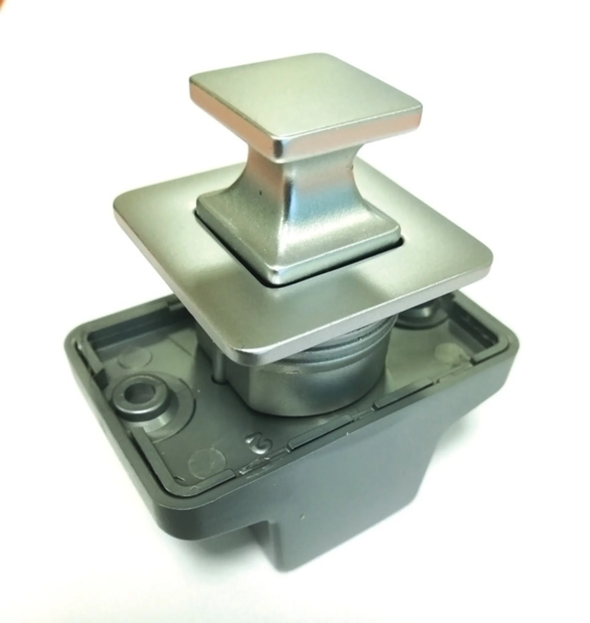 Serrure de meuble à bouton-poussoir en chrome mat, 37 x 37mm - Push Lock