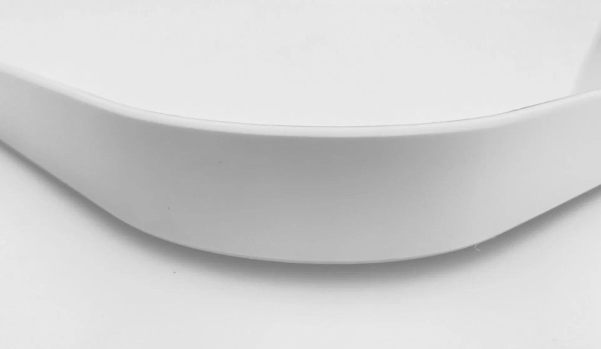 Plateau de table en matériau léger - Face supérieure blanche brillante - Face inférieure blanche mate - Bords blancs brillants - Centre Plateau de table en matériau léger - Face supérieure blanche brillante - Face inférieure blanche mate - Bords blancs brillants - Centre