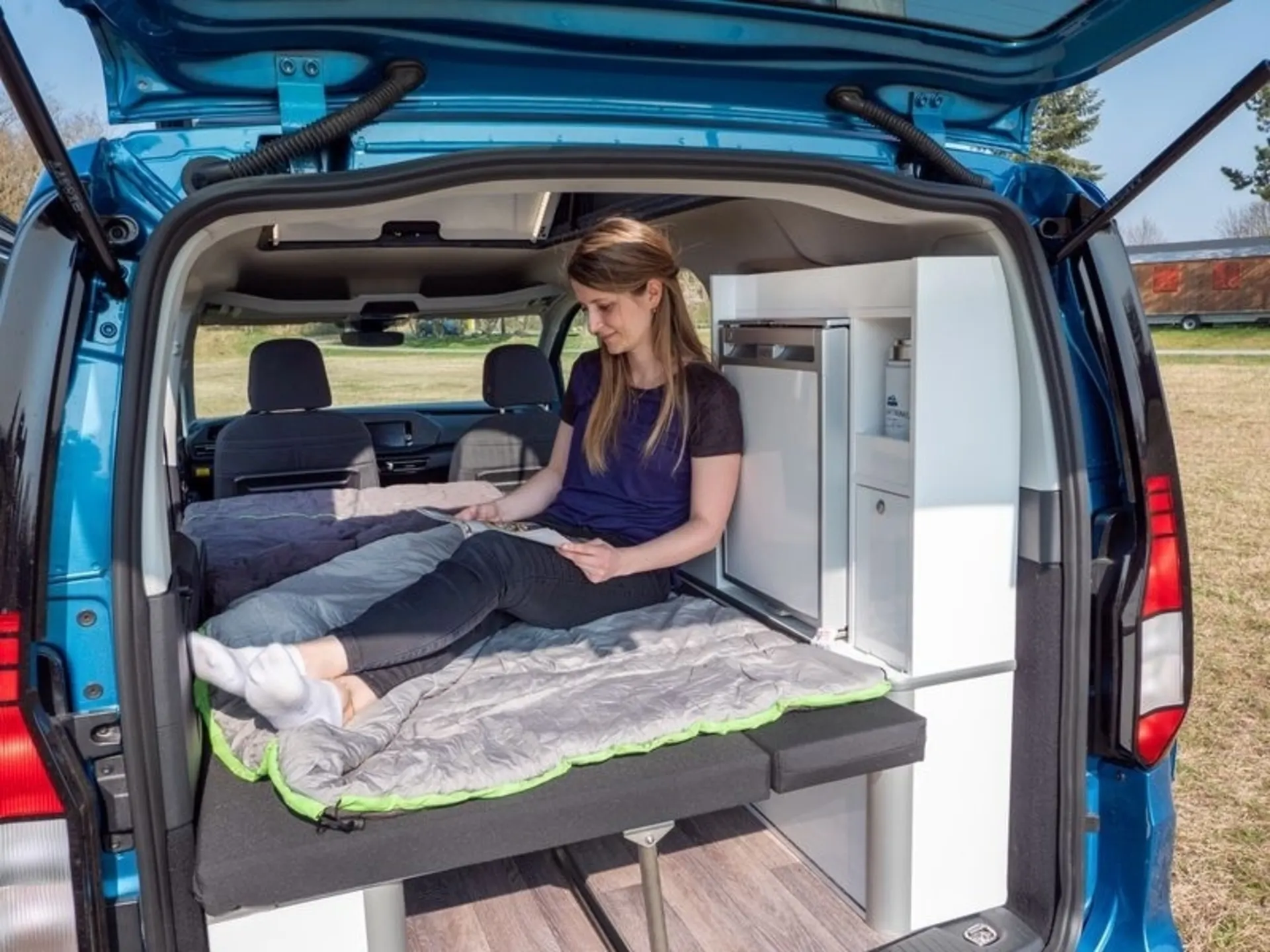 Camp Bett mit Klappsitzbank für VW Caddy 5 L2 (nur in Verbindung mit Möbelzeile Art,-Nr, 14501)