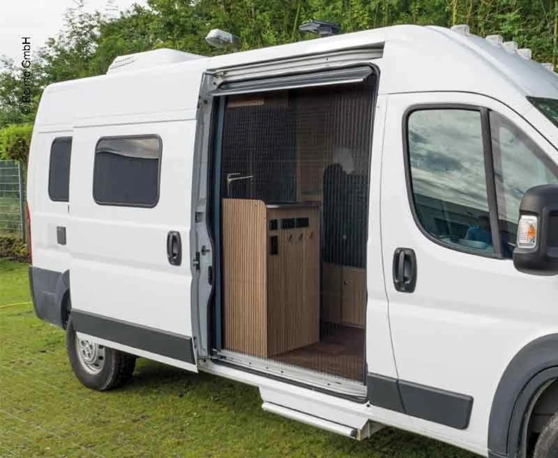 Porte-moustiquaire REMIcare pour Fiat Ducato (X250/X290) + Peugeot Boxer + Citroen Jumper à partir de 2007 (porte basse) avec moustiquaire et rail de table pour conduite à gauche Porte-moustiquaire REMIcare pour Fiat Ducato (X250/X290) + Peugeot Boxer + Citroen Jumper à partir de 2007 (porte basse) avec moustiquaire et rail de table pour conduite à gauche