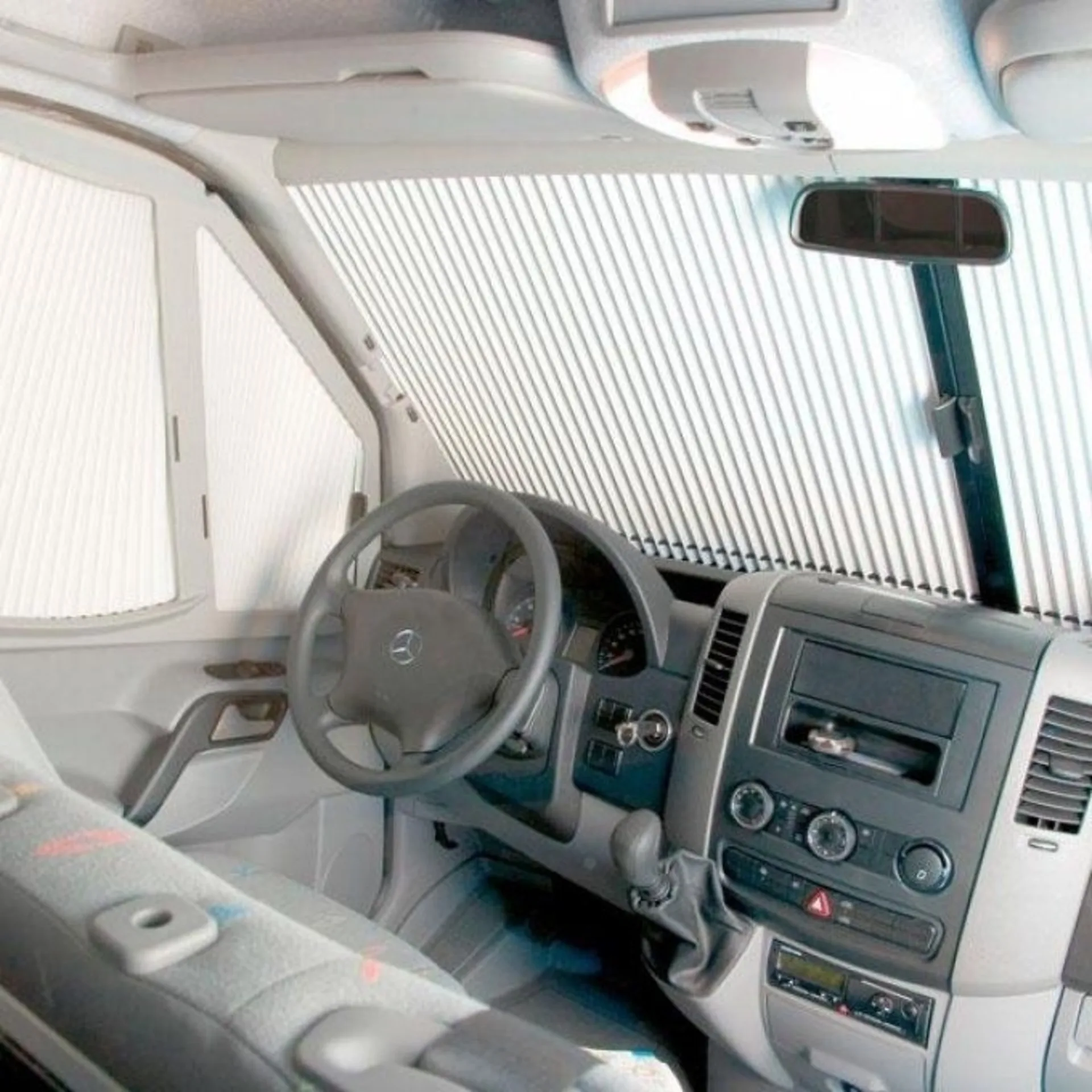 Remis REMIfront III Fahrerhausverdunkelung Frontscheibe Mercedes Benz Sprinter (Bj. 2006 - 2018) und VW Crafter (Bj. 2006 - 2016) Spiegelfuß gerade