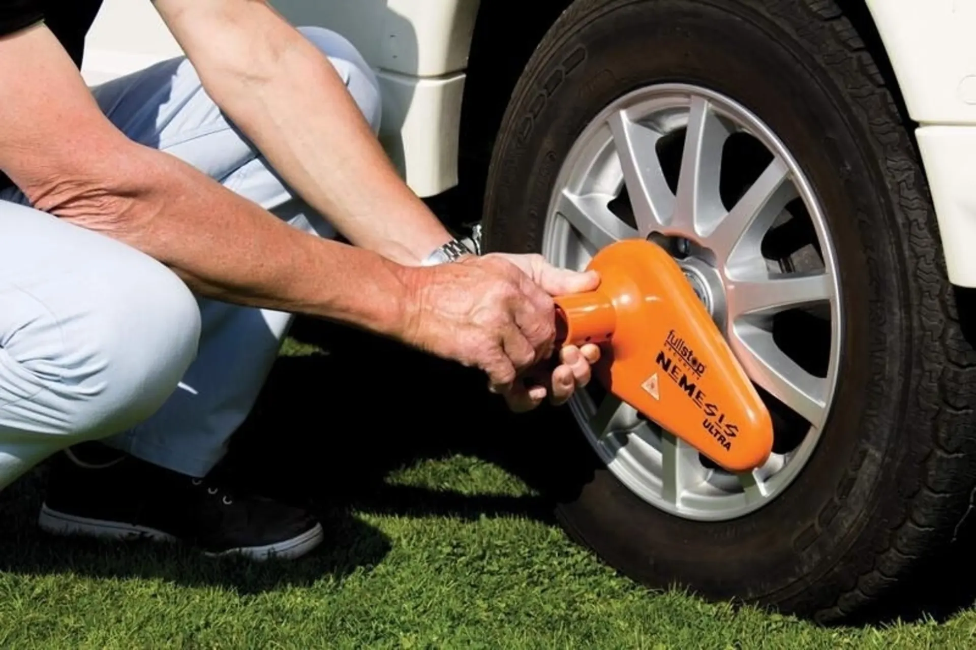Universal Caravan Wheel Lock - Diebstahlschutz/Radsperre für Wohnwagen (13x29x43cm)