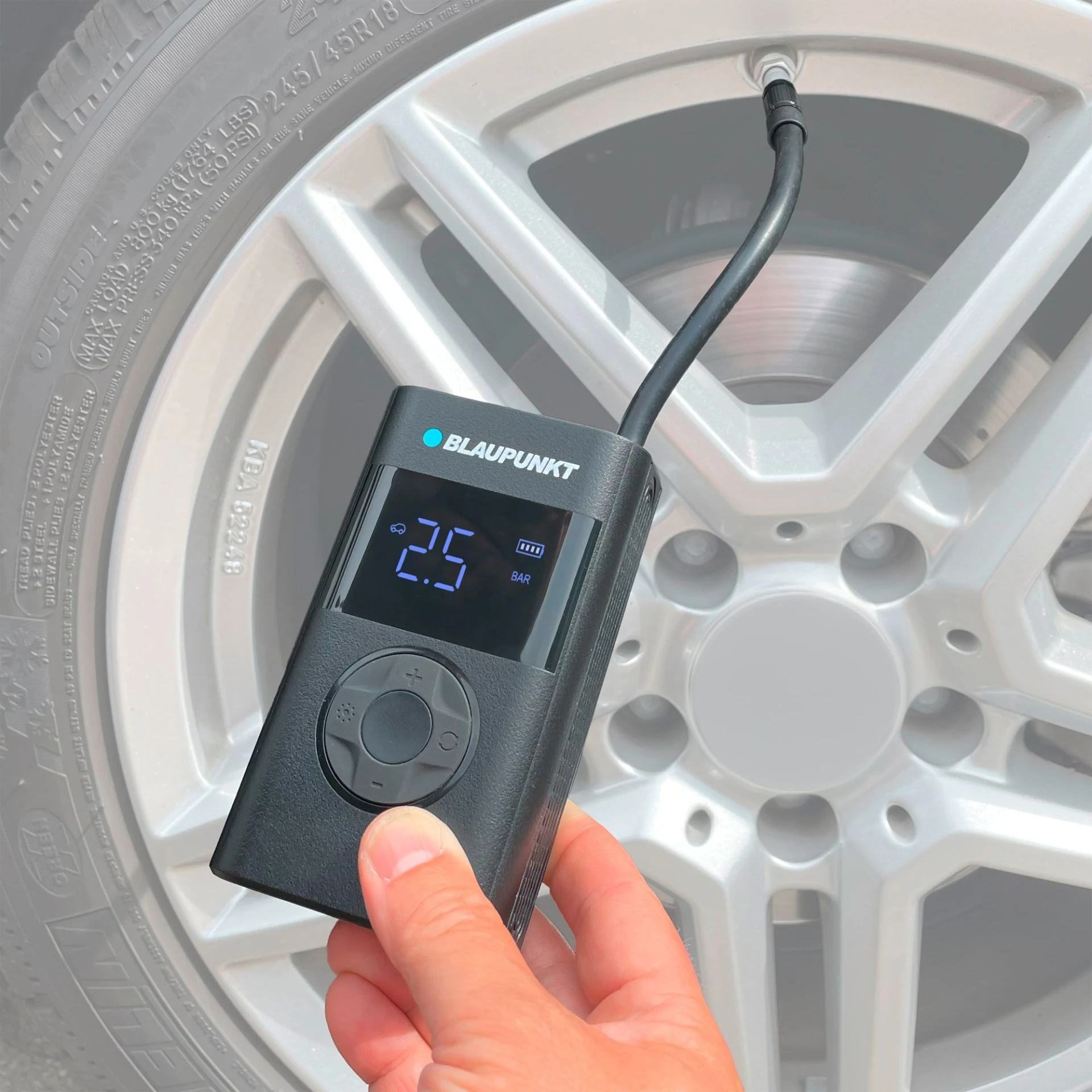 Blaupunkt Tragbare Akku-Luftpumpe TPM 124 mit Powerbank-Funktion / integrierter LED