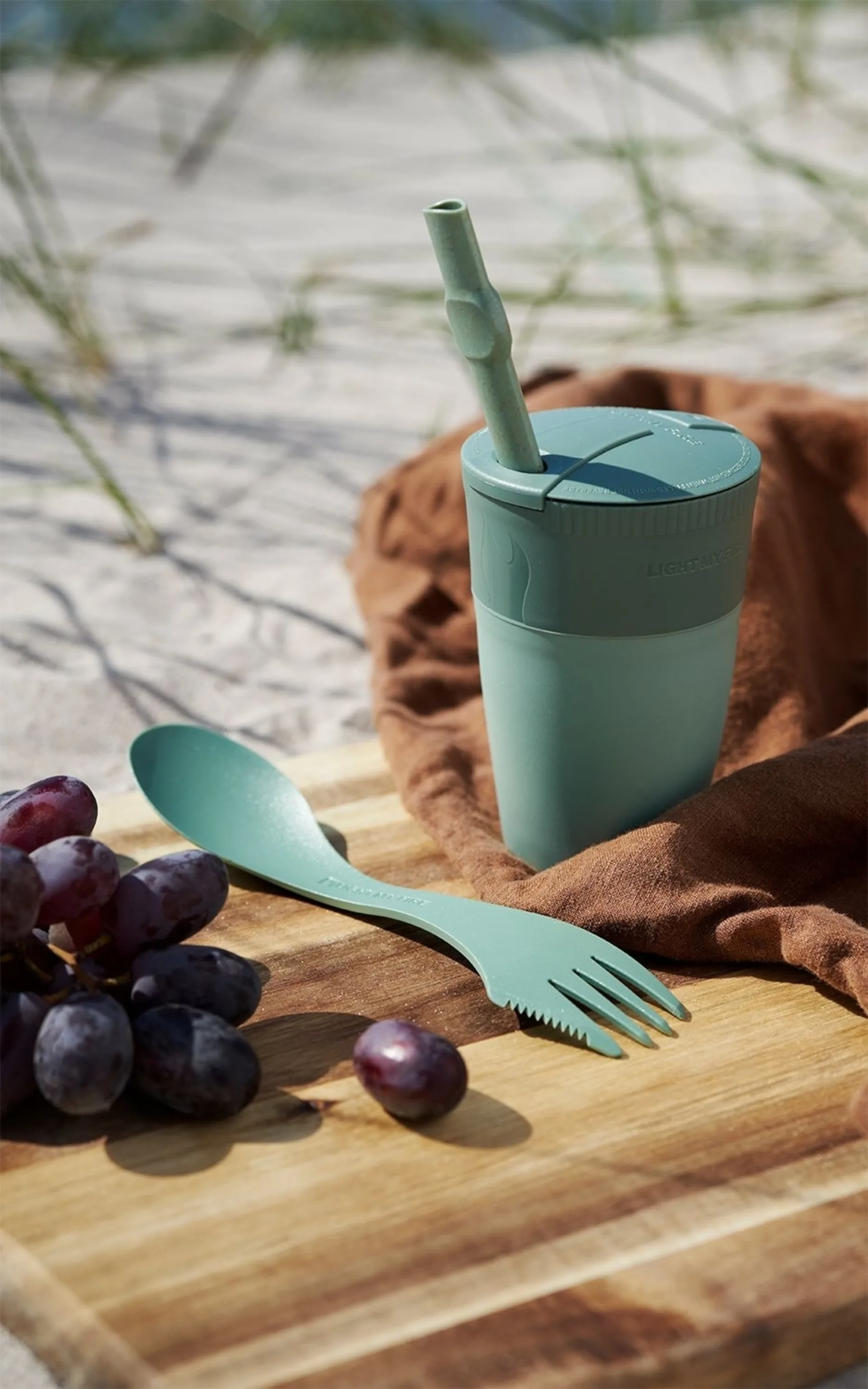 LightMyFire ReKit Trinkbecher mit Trinkhalm und Besteck aus Bioplastik Sandygreen