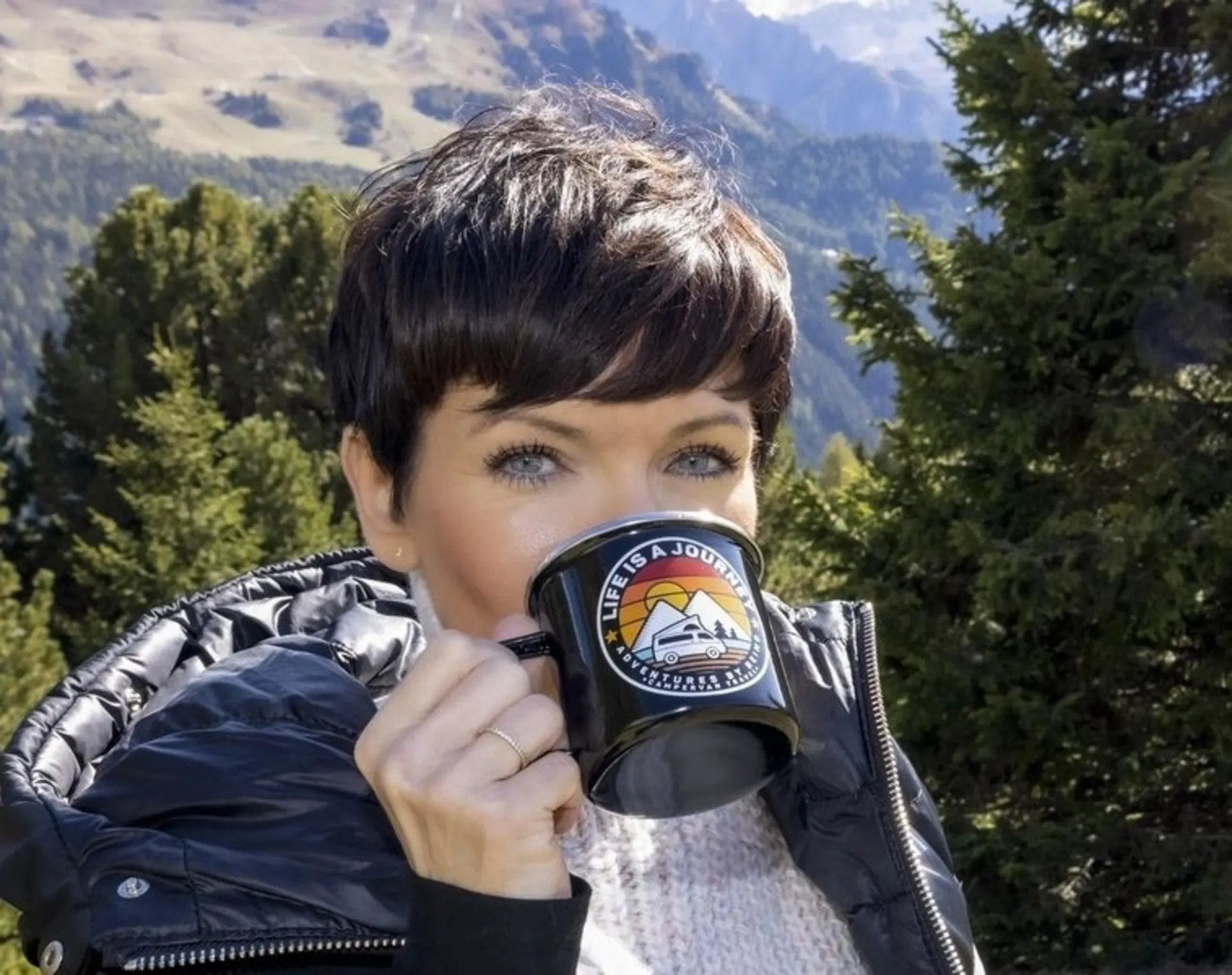 Emaille-Tasse mit 350ml Volumen - LIFE IS A JOURNEY
