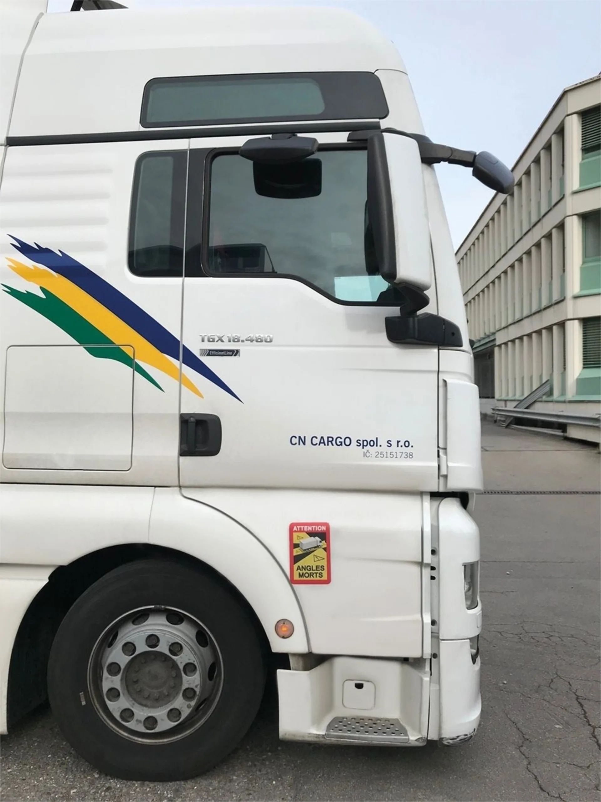 Film autocollant "angle mort" pour les camions