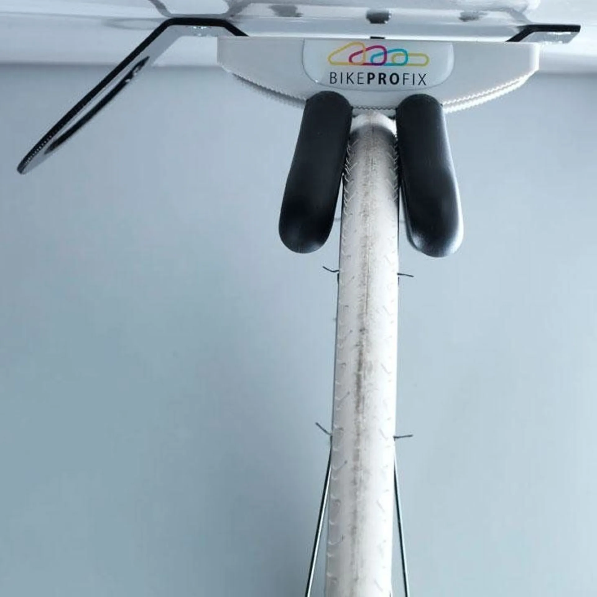 BikeProFix Fahrradparksystem mit Wand-Adpater