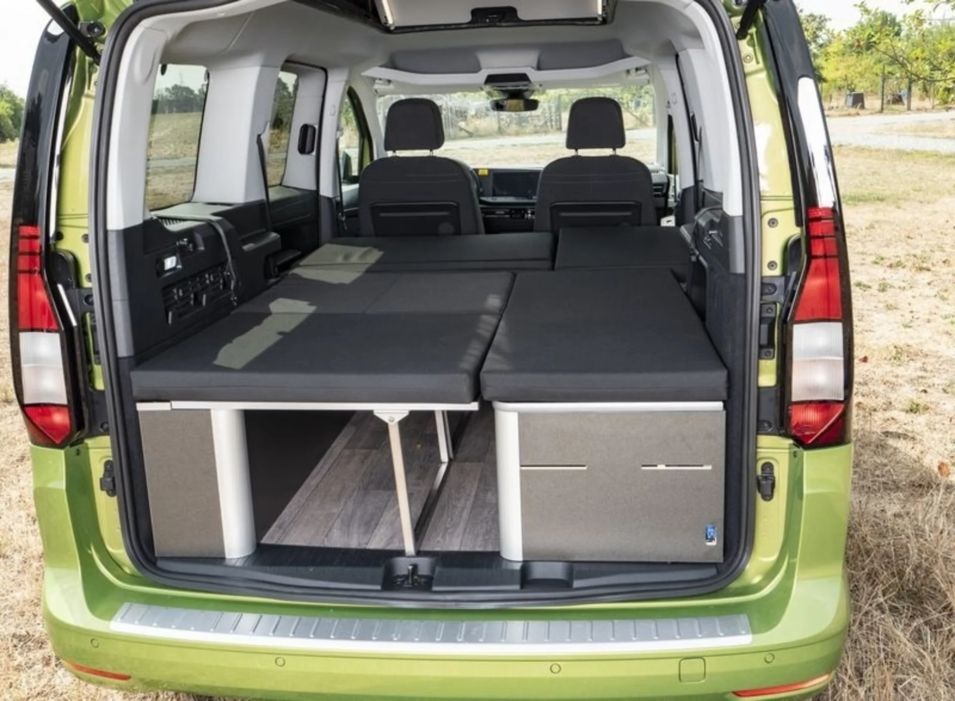 Weekender 2 - Bett mit Klappsitzbank und Möbeldekor Pearl für VW Caddy LR (ab 5/20) / Ford Connect LR (ab 2023)