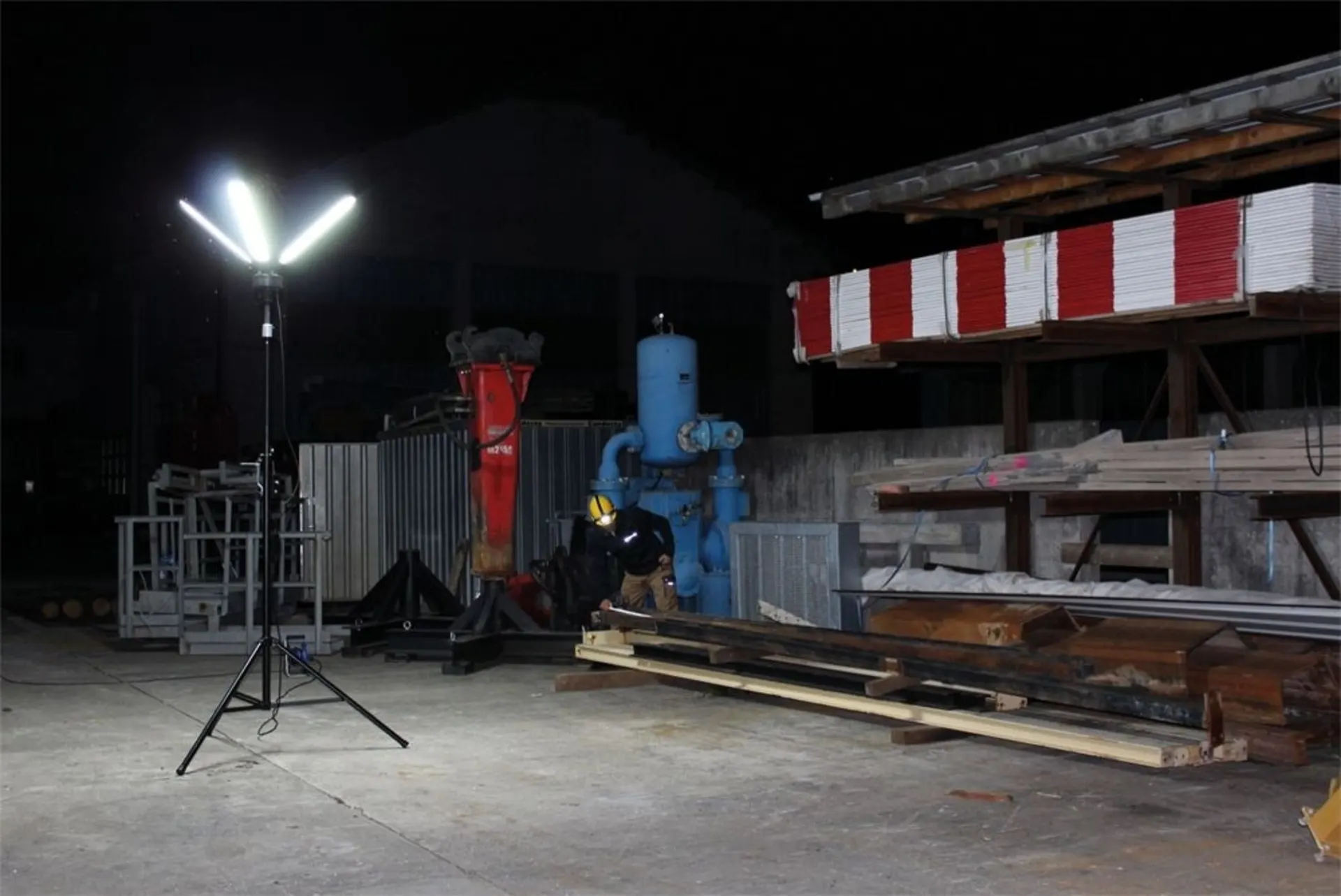 Flexible 360° Beleuchtung mit Vision FLEX 55 W, 12’000 / 24’000 Lumen, 5’000 K Flexible 360° Beleuchtung mit Vision FLEX 55 W, 12’000 / 24’000 Lumen, 5’000 K