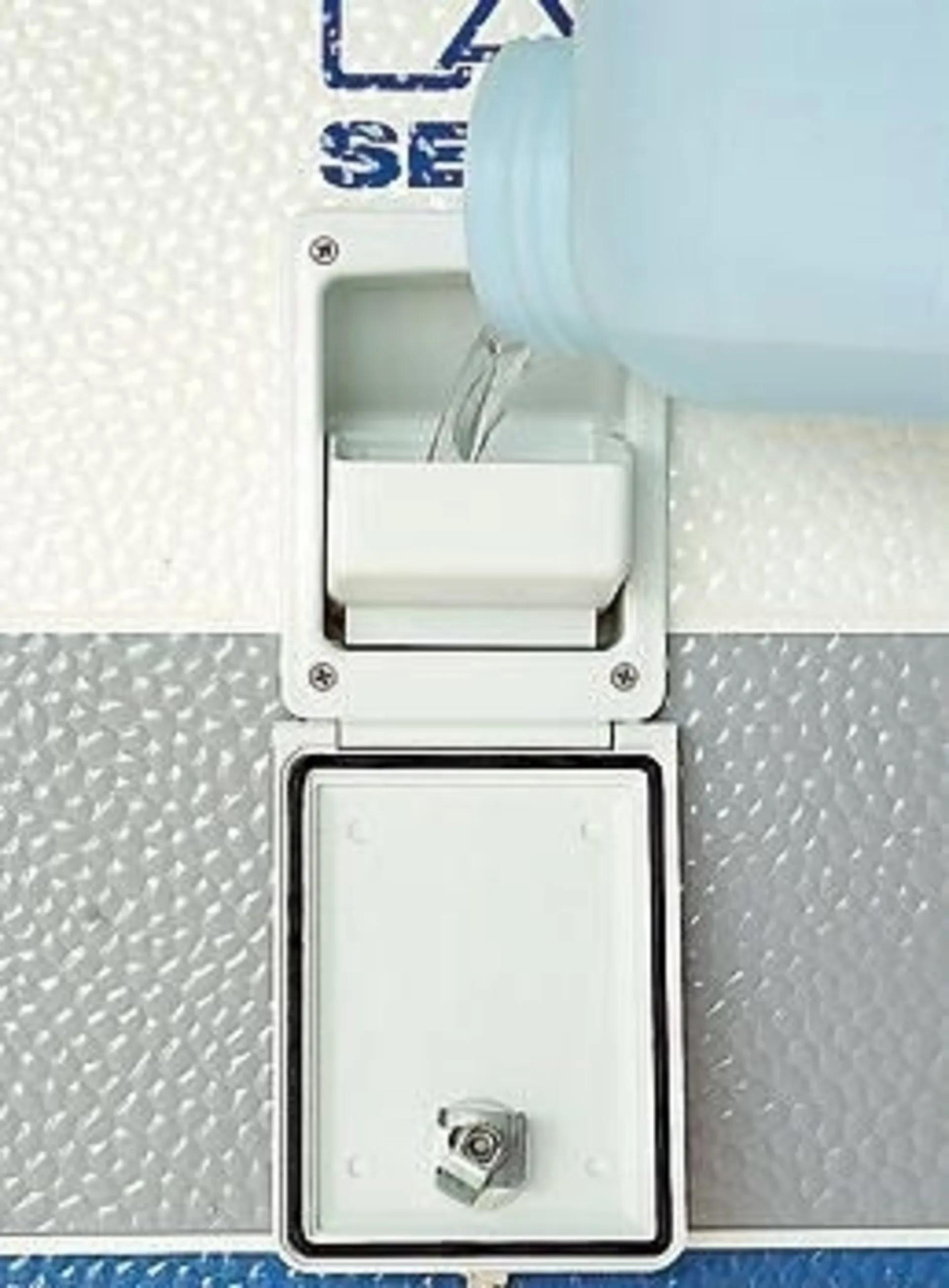 CARYSAN Wasserbefüllklappe mit integriertem Trichter und Serviceklappe