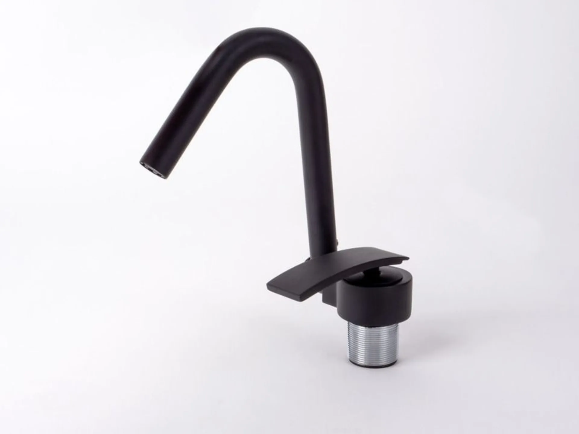 Abklappbarer Einhebel-Wasserhahn in Schwarz
