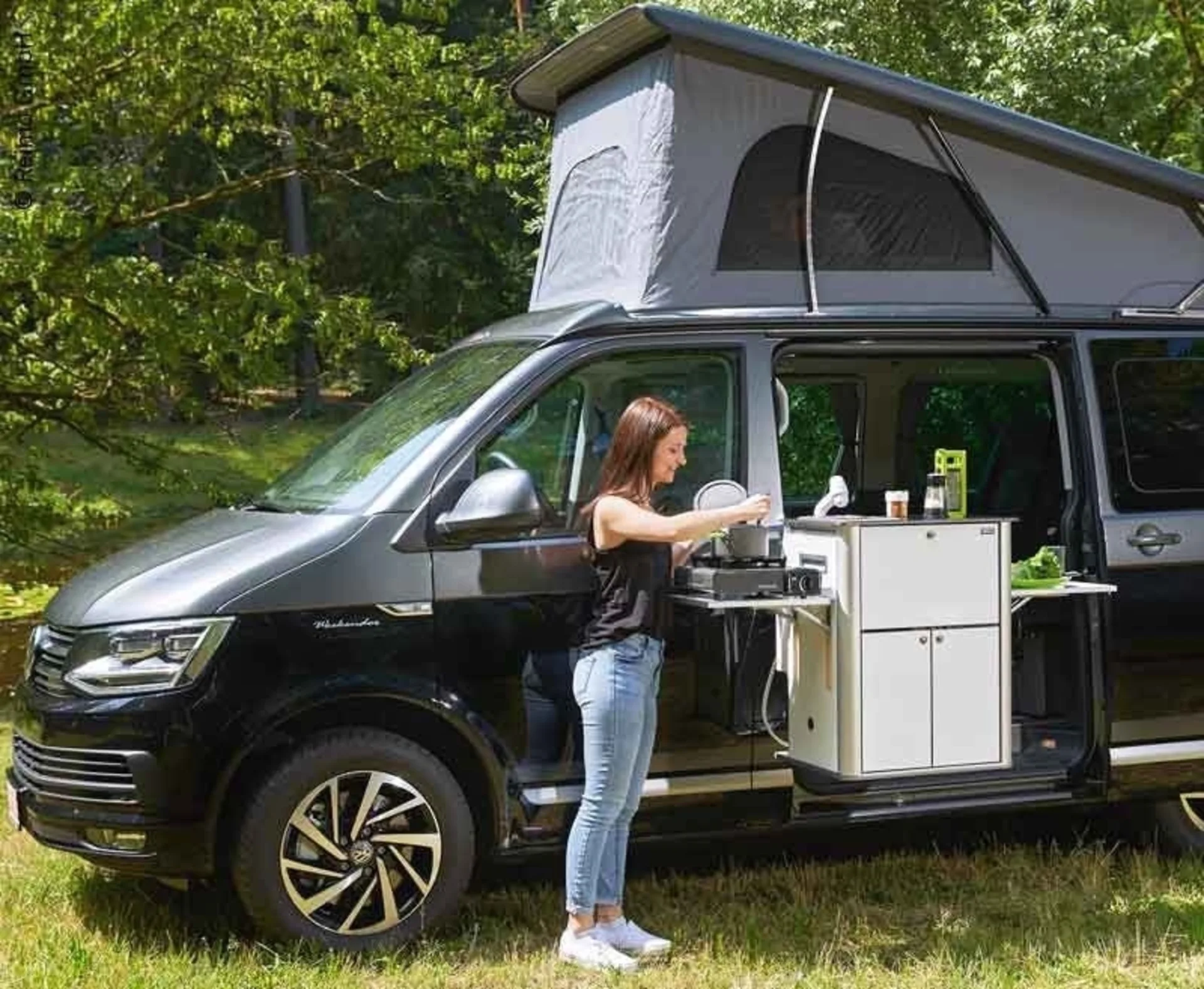EASY-KÜCHE für Volkswagen T6/T5 Kombi und Mercedes Vito lang Kombi - Hochglanz Weiss, rechts montierbar