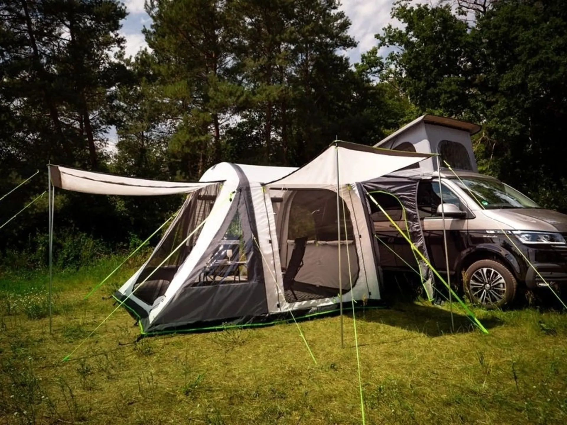 Aufblasbares Busvorzelt Tour Breeze Air mit Anbauhöhe 180-220 cm und perfekter Belüftung