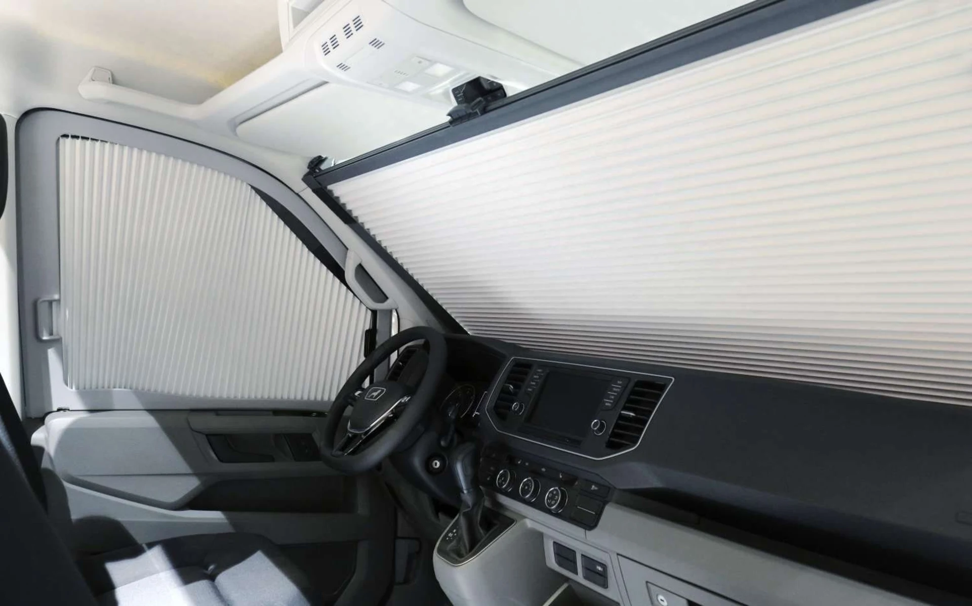 REMIfront V Frontverdunklung VW Crafter ab 2019 / vertikal / Fahrzeug mit Ablagefach oben / Rahmen grau / Plissee hellgrau