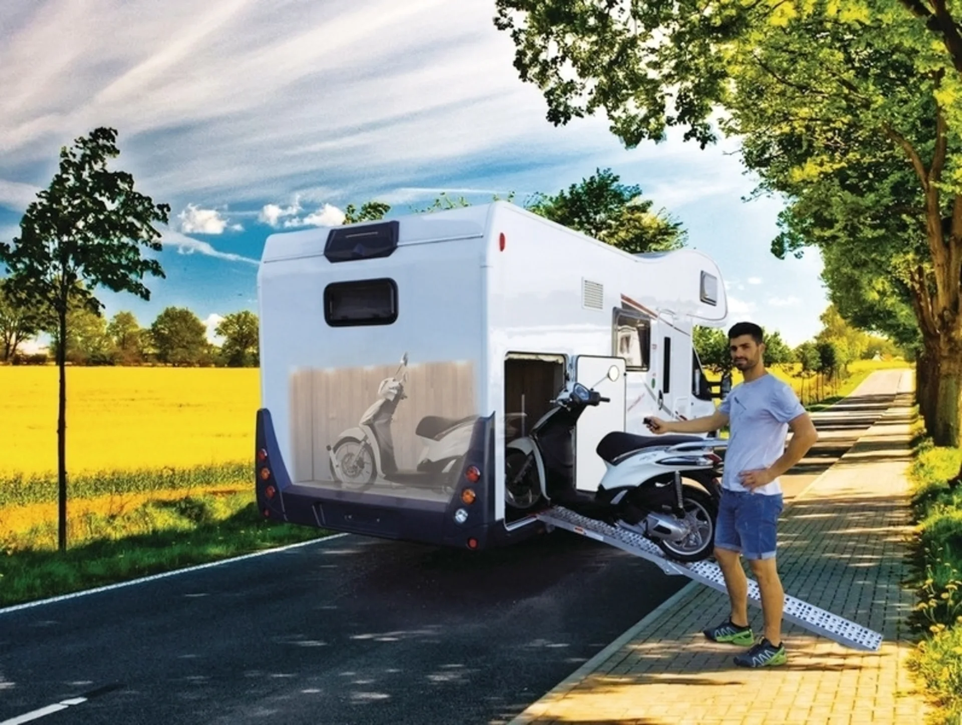 Rail avec entraînement électrique pour charger des scooters dans le garage arrière, à droite
