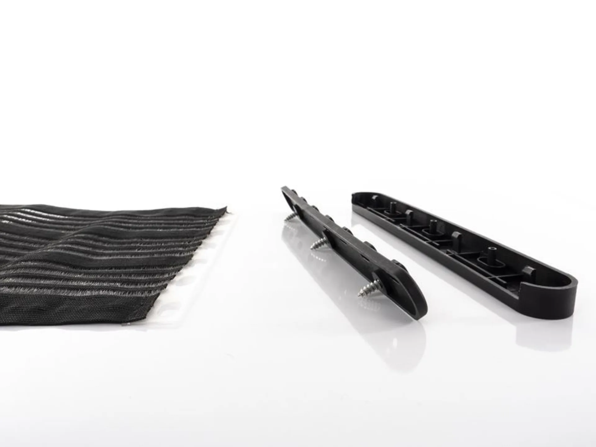 Filet de rangement noir avec un espace de rangement de 27 cm
