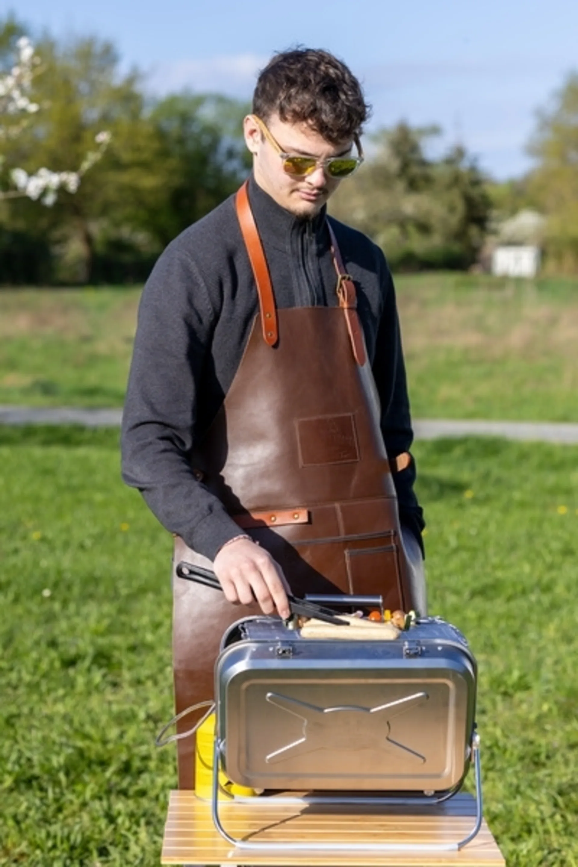 HOLIDAY TRAVEL Grillschürze - Braun