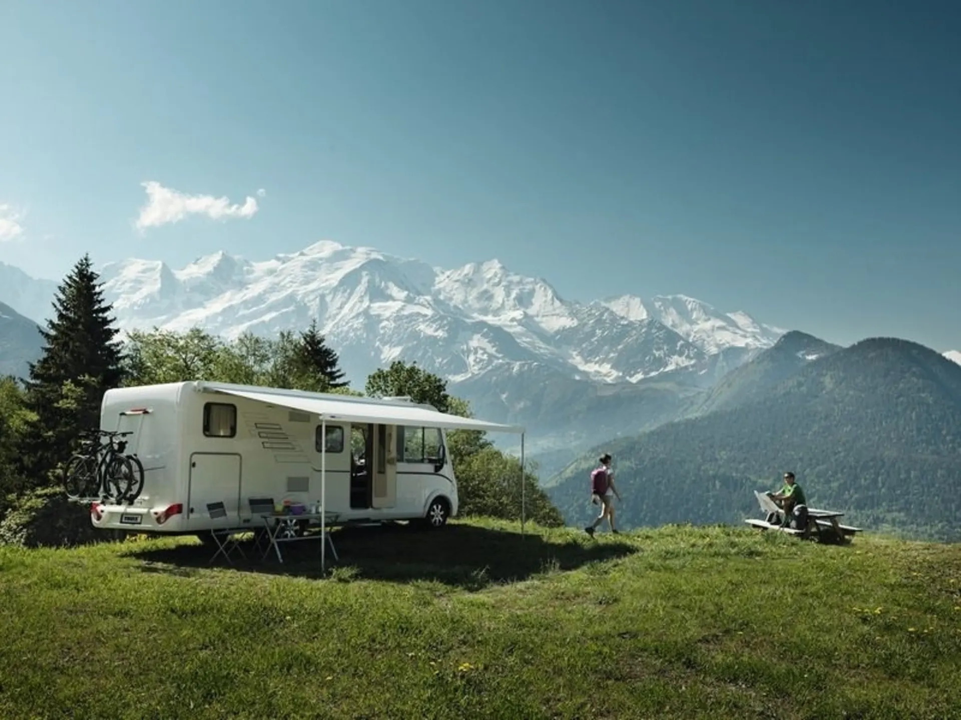 Thule Omnistor 8000 Wandmarkise mit 230V EM Motorkit, 4.5m Tuchbreite in Mystic Grey und weissem Gehäuse