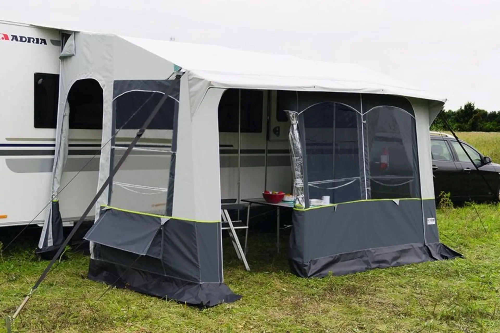 Universal Ganzjahres-Wohnwagen-Vorzelt Casa Royal 2 in 390cm und winterfestem Dach