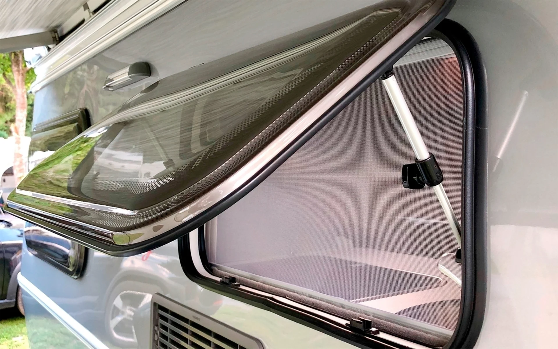 La protection de bord astucieuse pour les fenêtres à projection La protection de bord astucieuse pour les fenêtres à projection