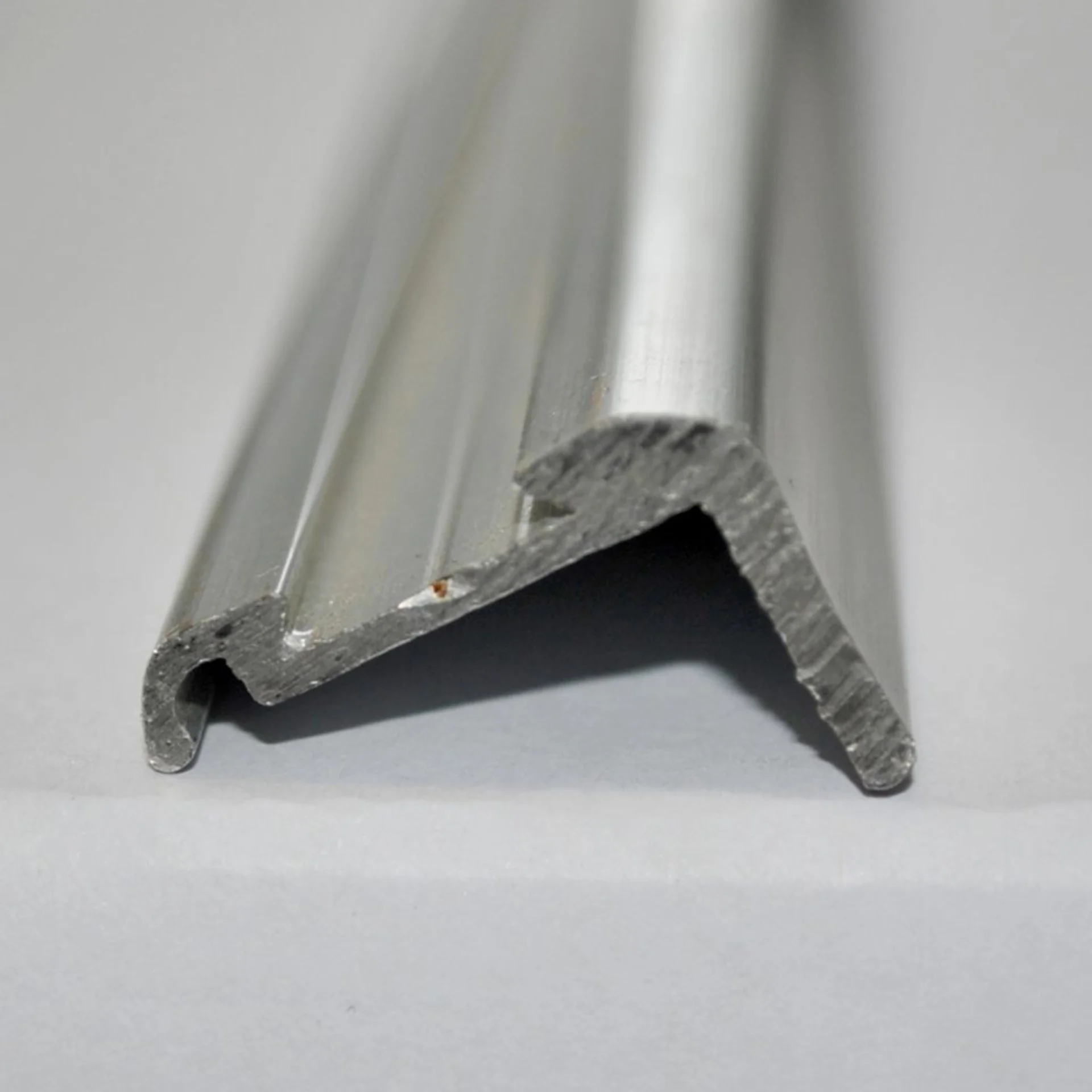 Kantenleiste FR3 silber mit Nut für Leistenfüller