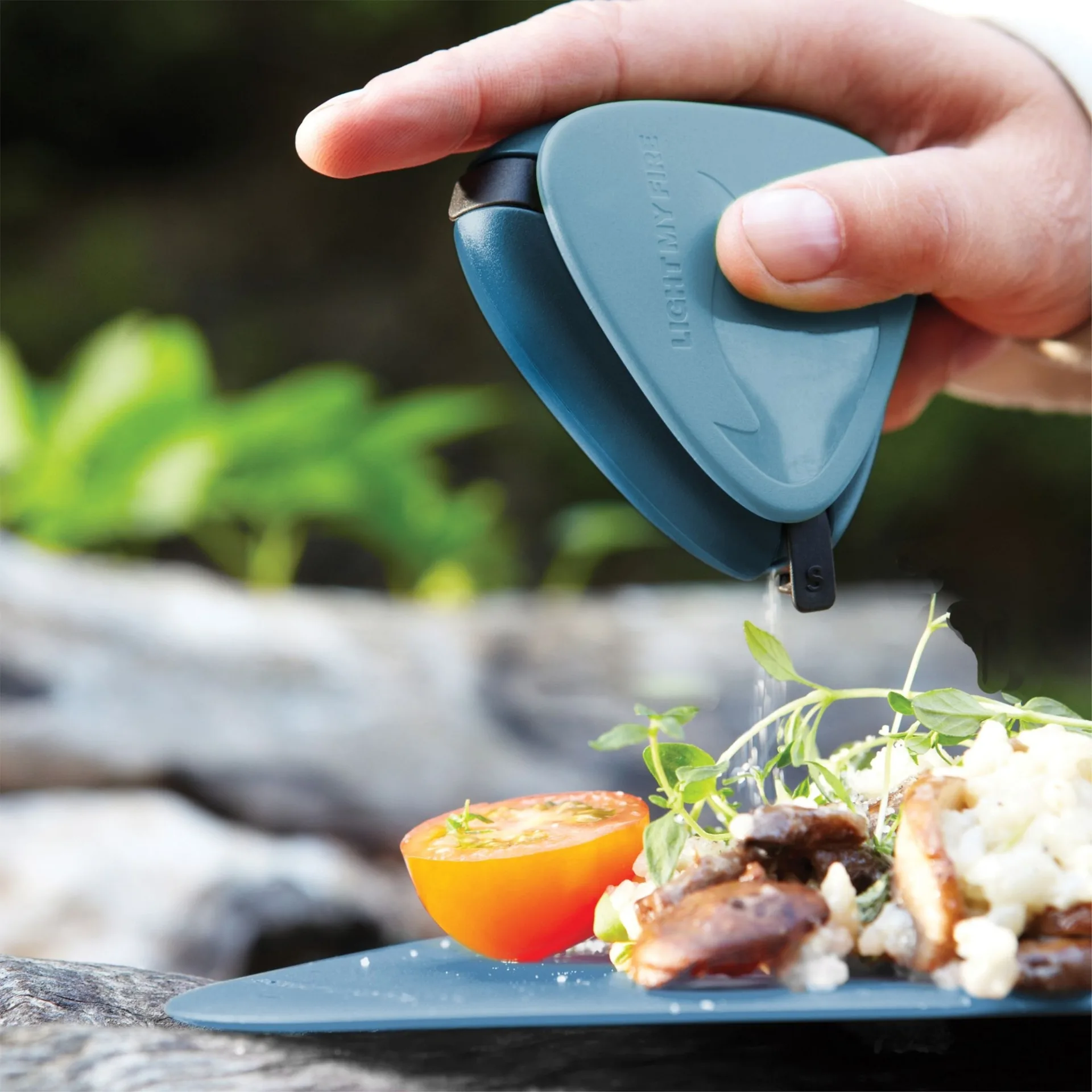 LightMyFire Salt & Pepper Plus saupoudreuse à épices en bioplastique Hazyblue