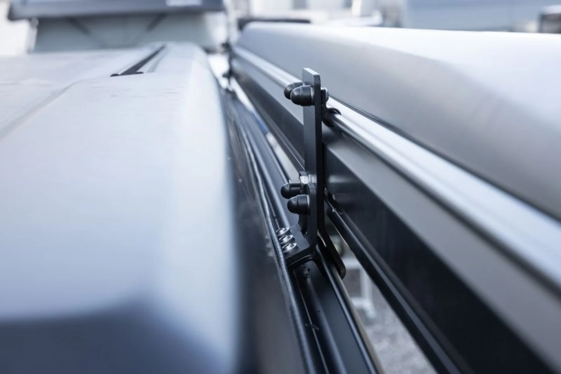Abnehmbarer Markisen-Adapter für Fiamma F45S an Citroen Spacetourer KR+LR mit Reimo Multirail - Passend für Stellantis-Vans