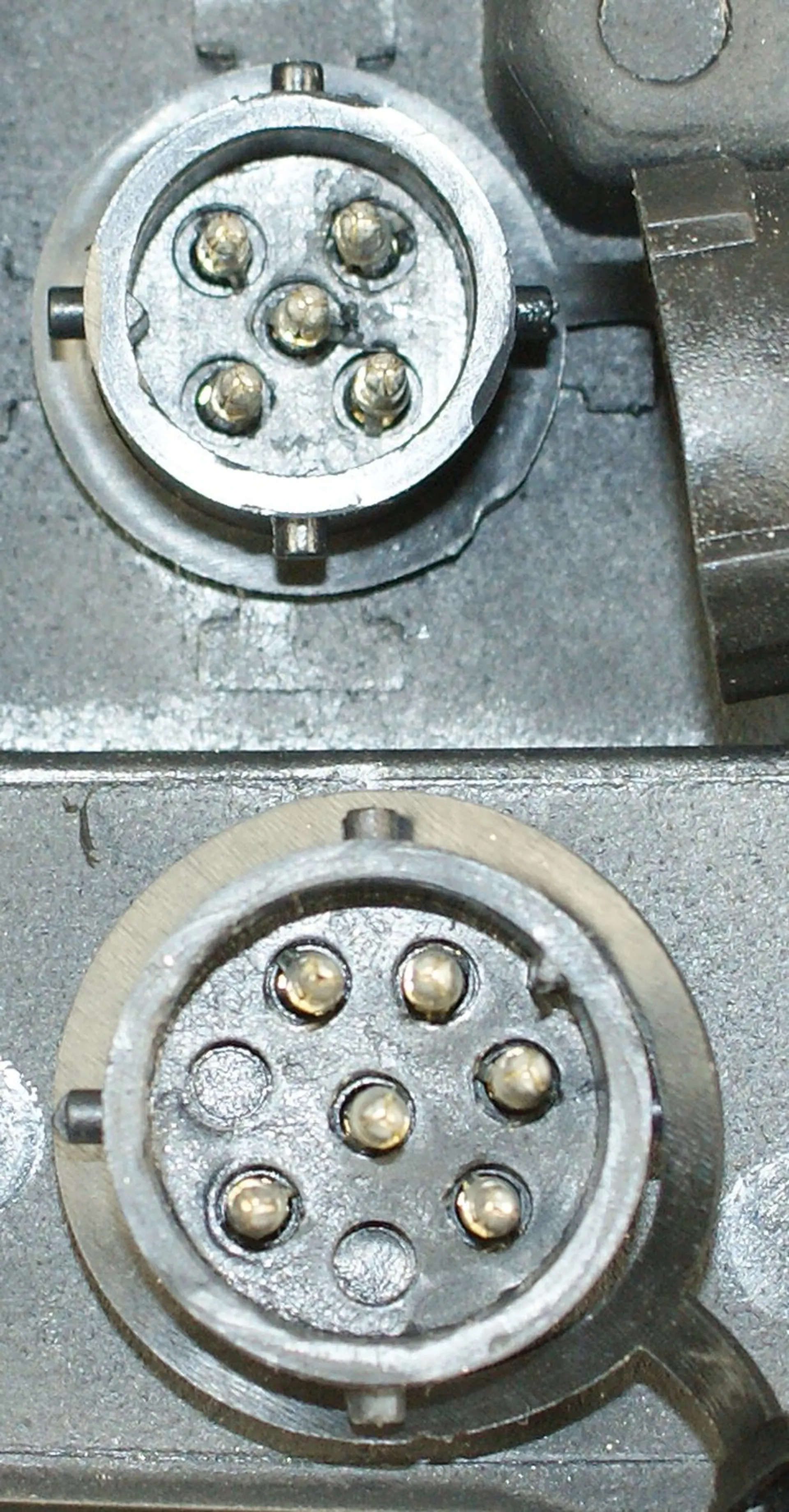 Aspöck Earpoint IV rechts 236x153.5x62mm, mit 2 Zentralstecker