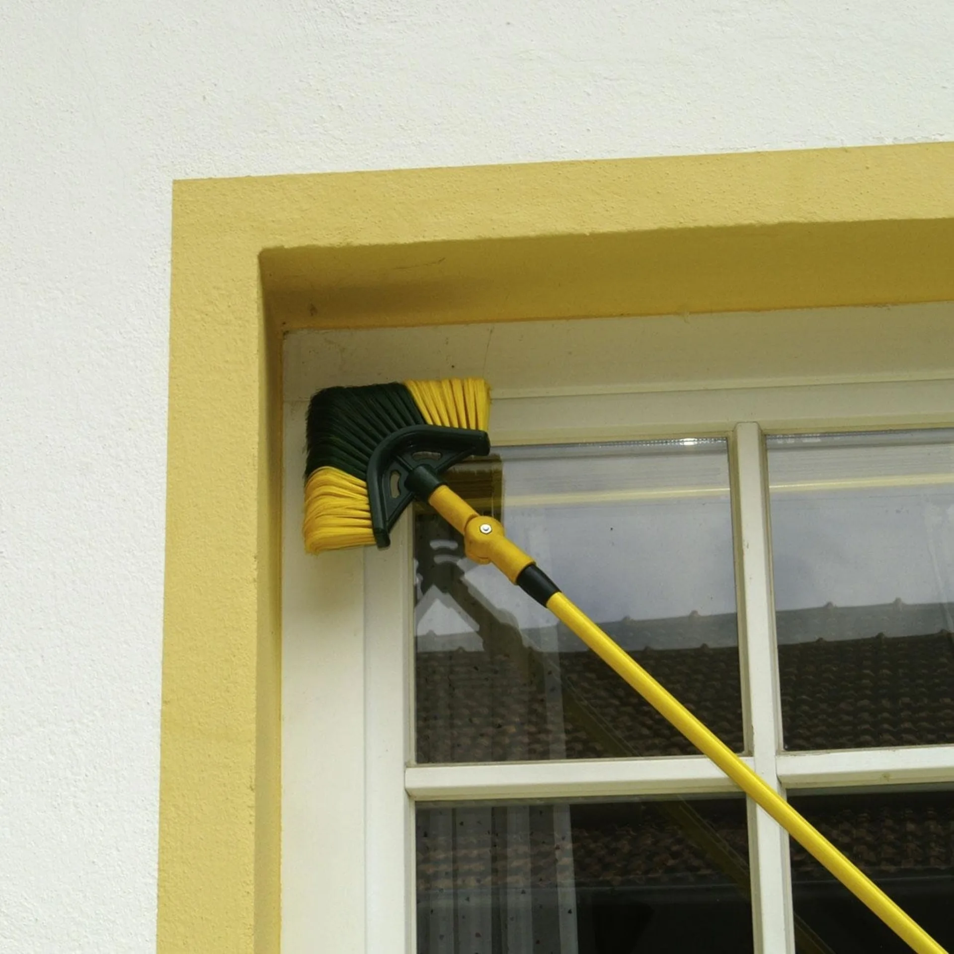 Dreiecksbesen mit Teleskopstiel