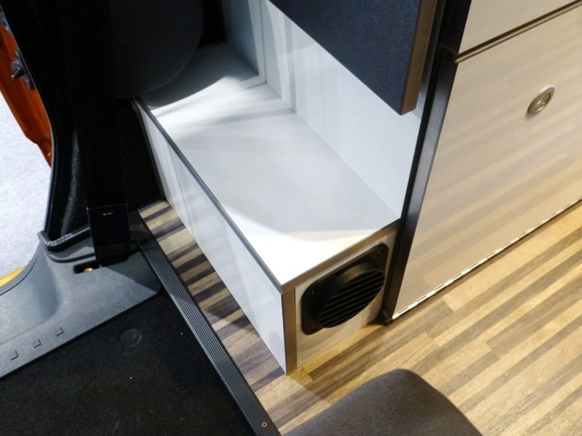 VW Caddy Einbaukasten mit Sockel für Standheizung in Weiss