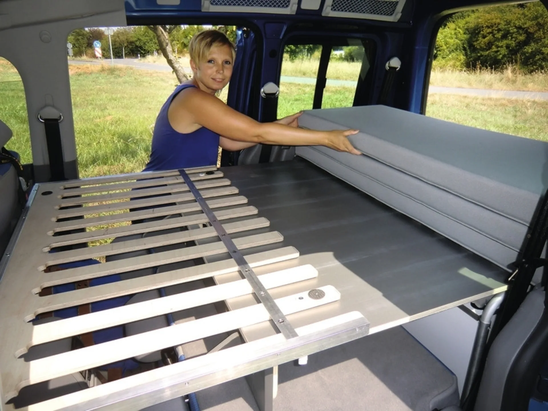 Bett mit Polster für den Citroen Berlingo und Peugeot Tempee Bett mit Polster für den Citroen Berlingo und Peugeot Tempee