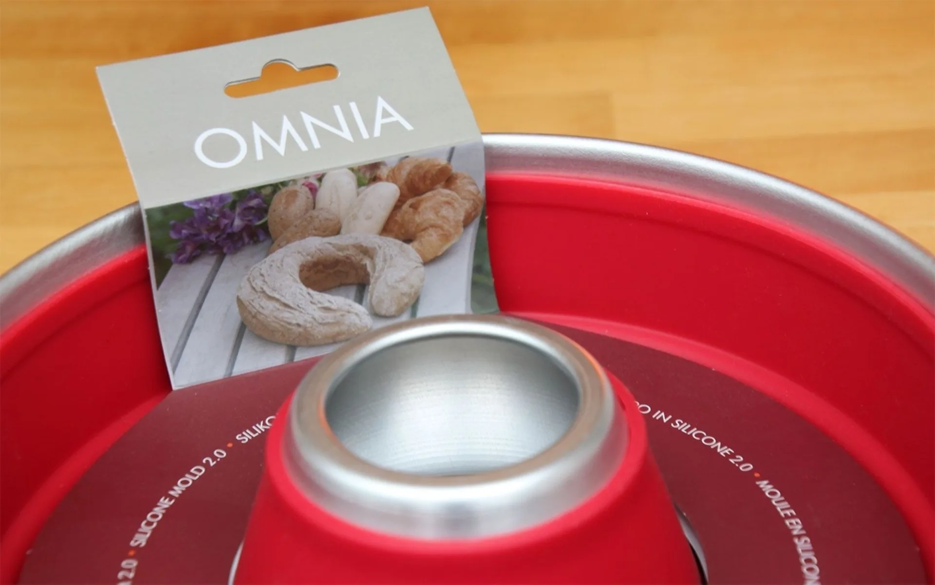 Omnia Silikonbackform 2.0 für Campingbackofen rot