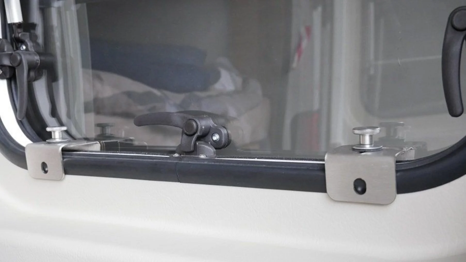 Womo Sicherheitsprofil RK-82 für vorgehangene rahmenlose Fenster