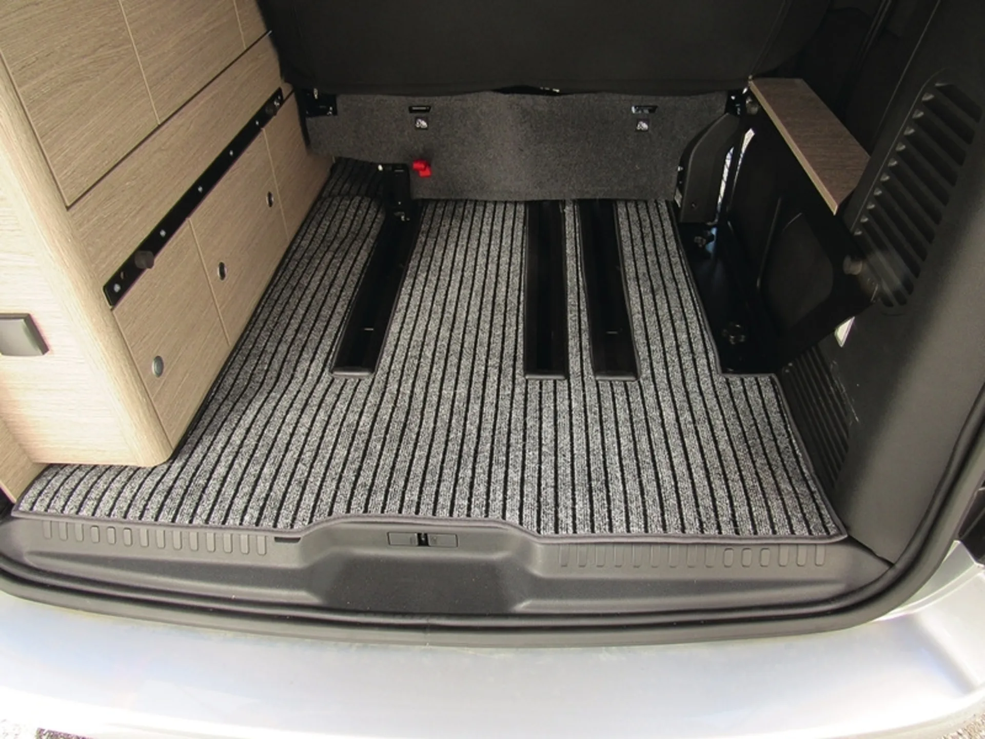 Kofferraum mit Schienen