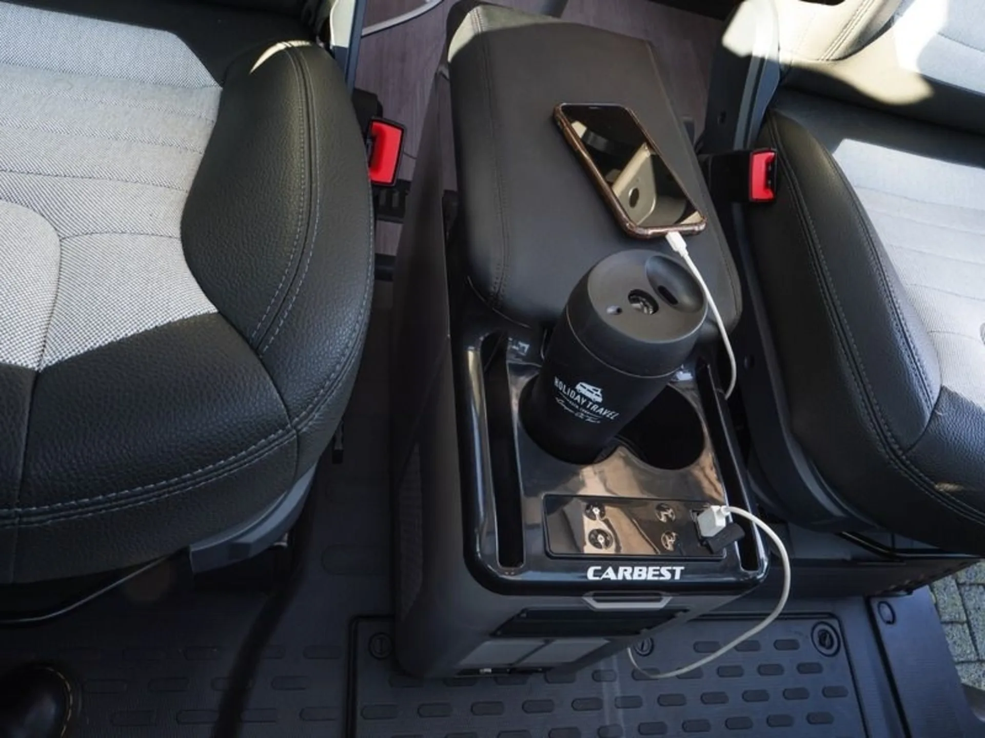 Carbest Kompressor-Kühlbox für Vans und Wohnmobile mit Mittelkonsole-Kühlfach