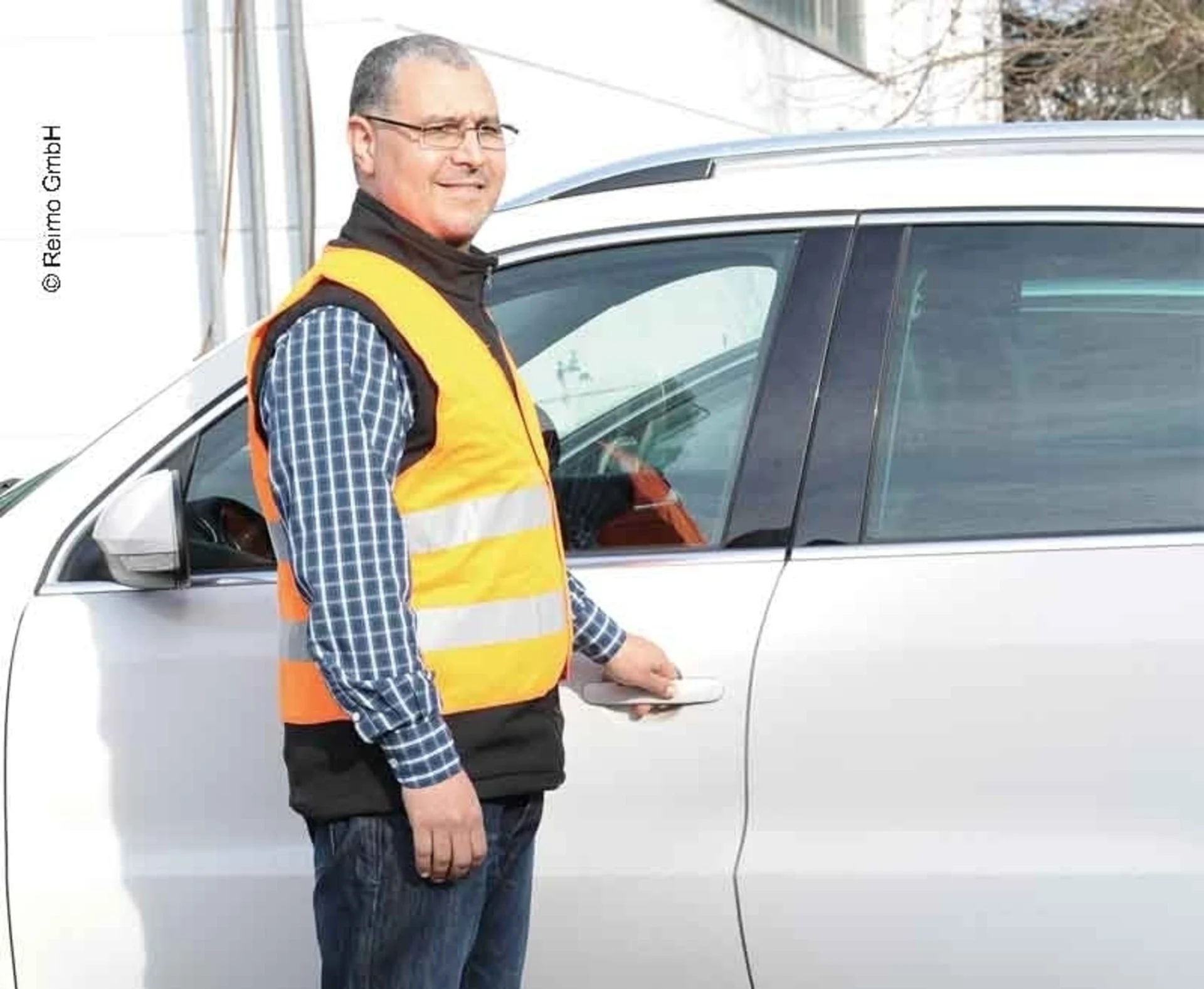 Gilet de sécurité jaune selon la réglementation ES/P en cas de panne Gilet de sécurité jaune selon la réglementation ES/P en cas de panne