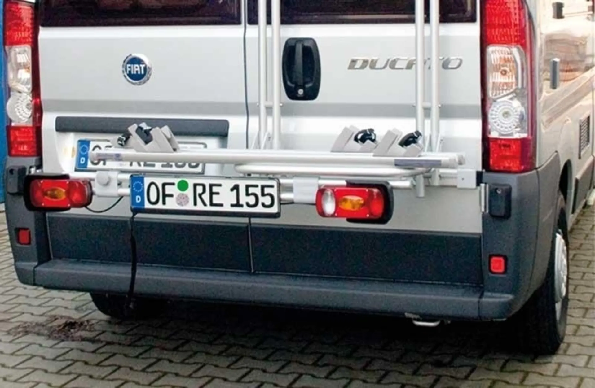 Rampe d'éclairage avec répétition de la plaque d'immatriculation