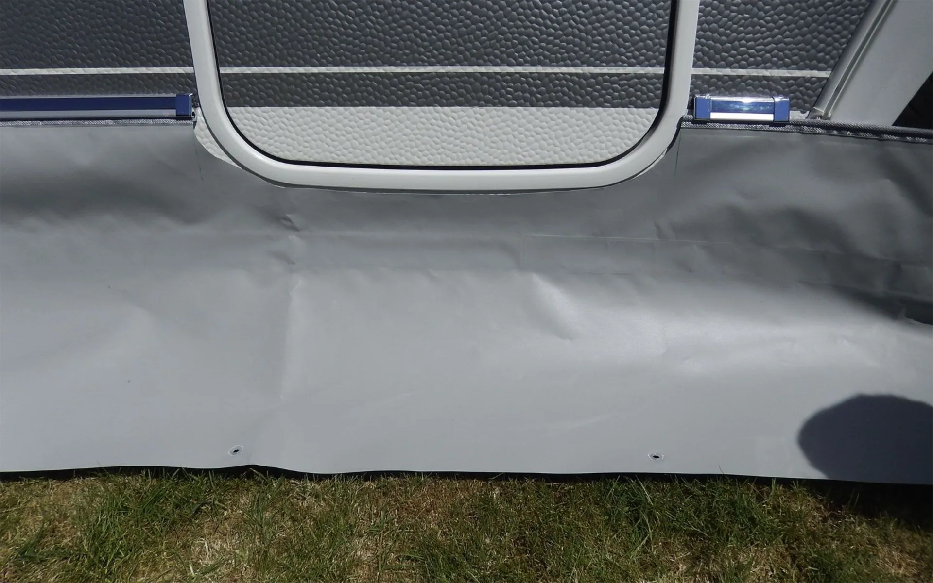 Hindermann Universal Bodenschürze für Wohnwagen / Caravan 500 cm