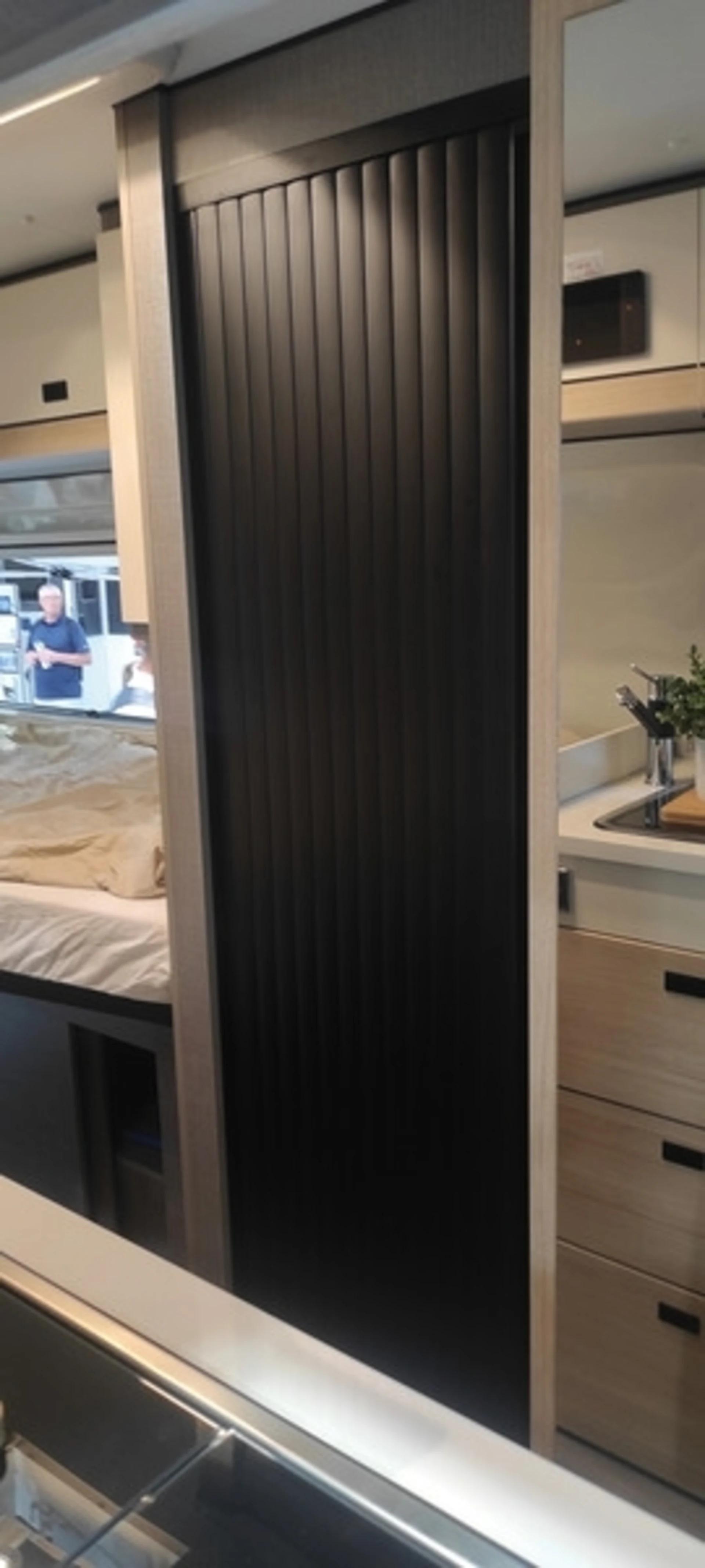 Rolltür für Bad- und WC-Räume mit Befestigungsschienen