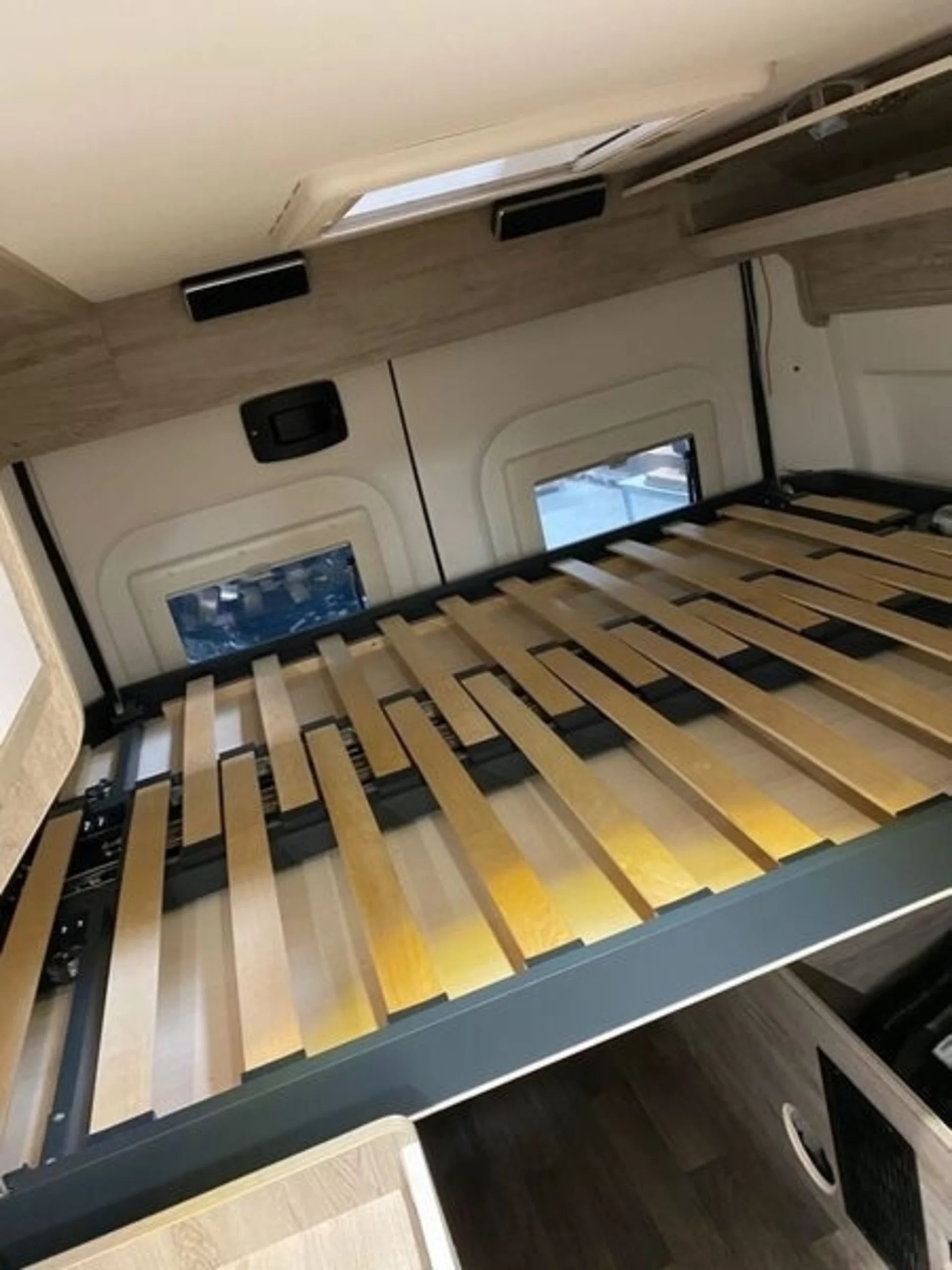 Elektrisches Hubbett für Vans und Reisemobile - 1760 x 1325 mm