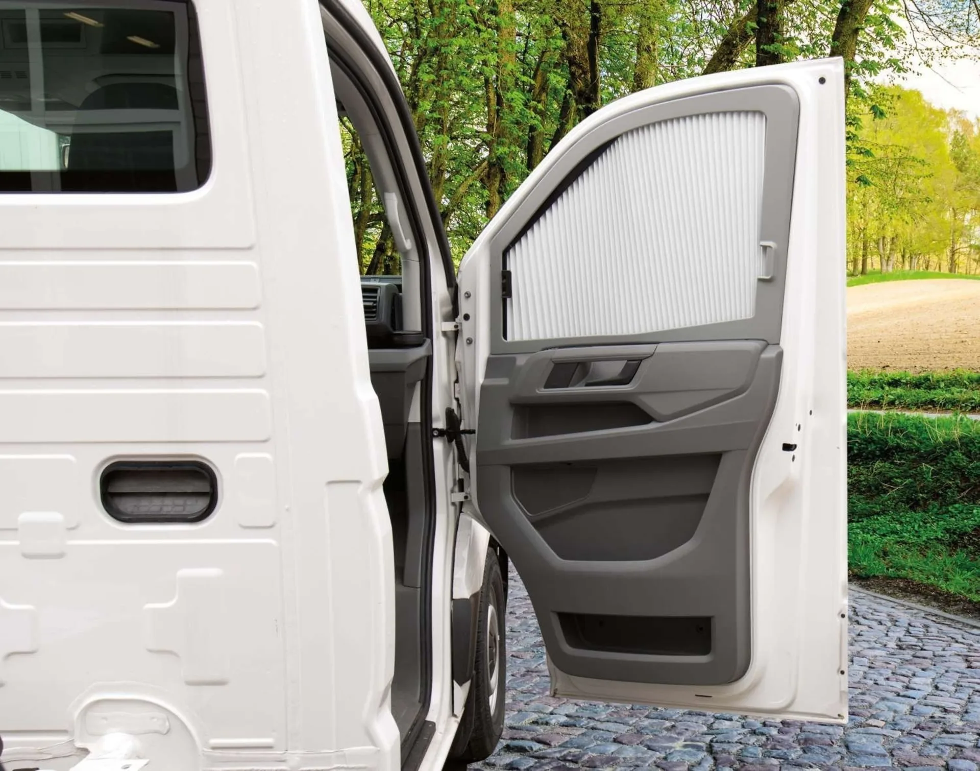 REMIfront V Frontverdunklung VW Crafter ab 2019 / vertikal / Fahrzeug mit Ablagefach oben / Rahmen grau / Plissee hellgrau