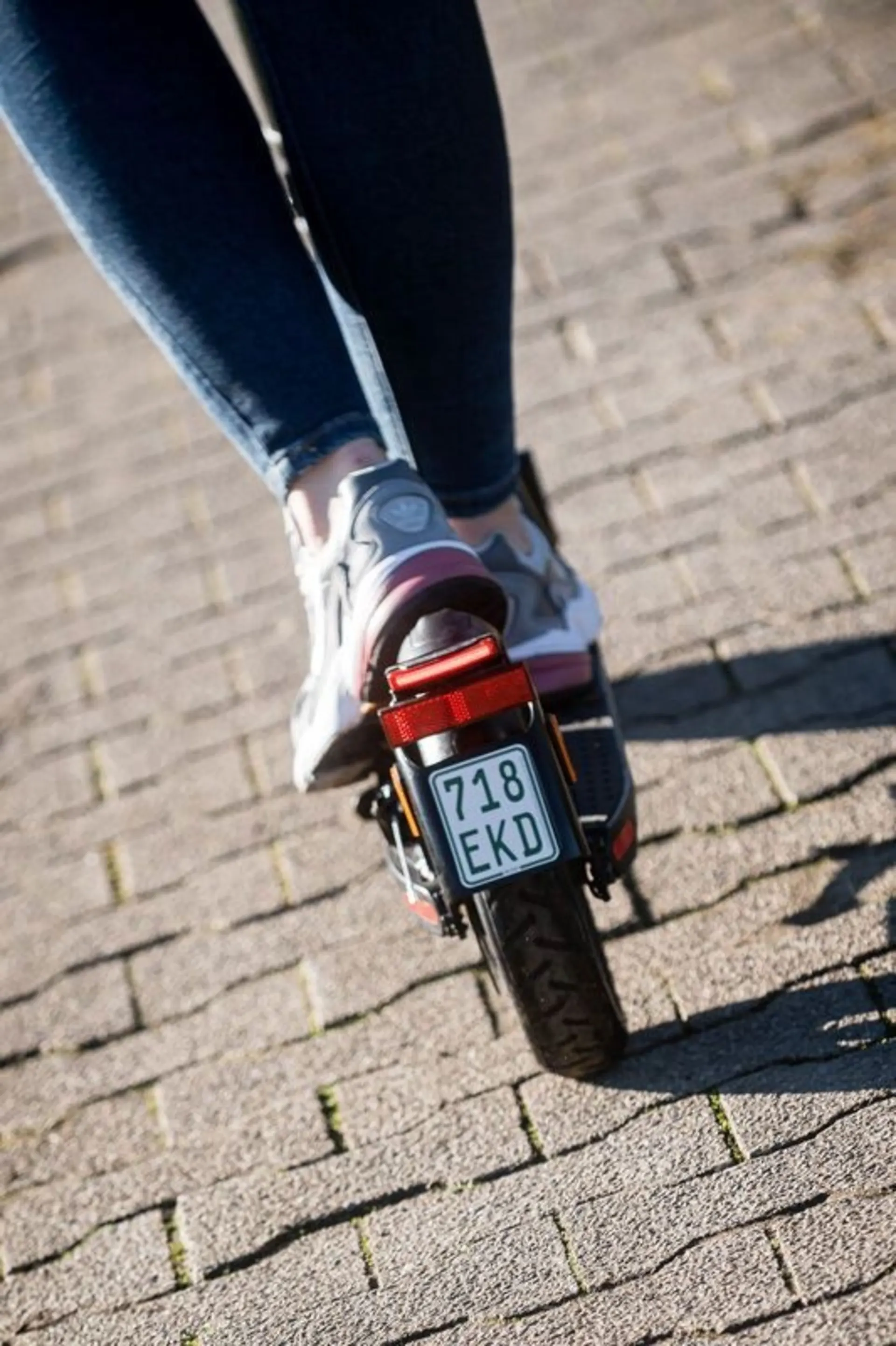 Six Degrees VELO E7 klappbarer E-Scooter / Elektroroller mit Straßenzulassung