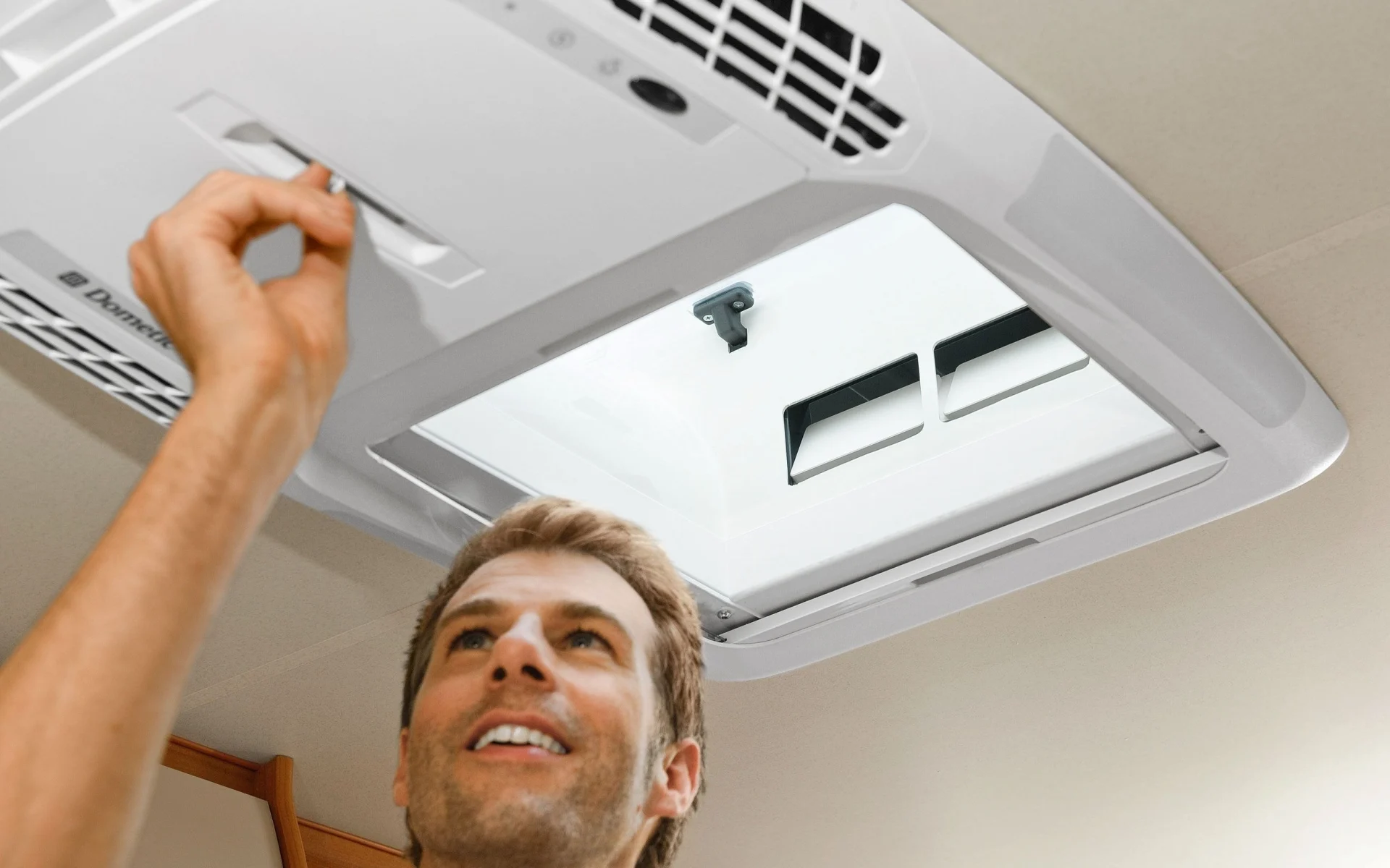 Dometic FreshLight 2200 Dachklimaanlage mit Dachfenster 2.200 W Weiß