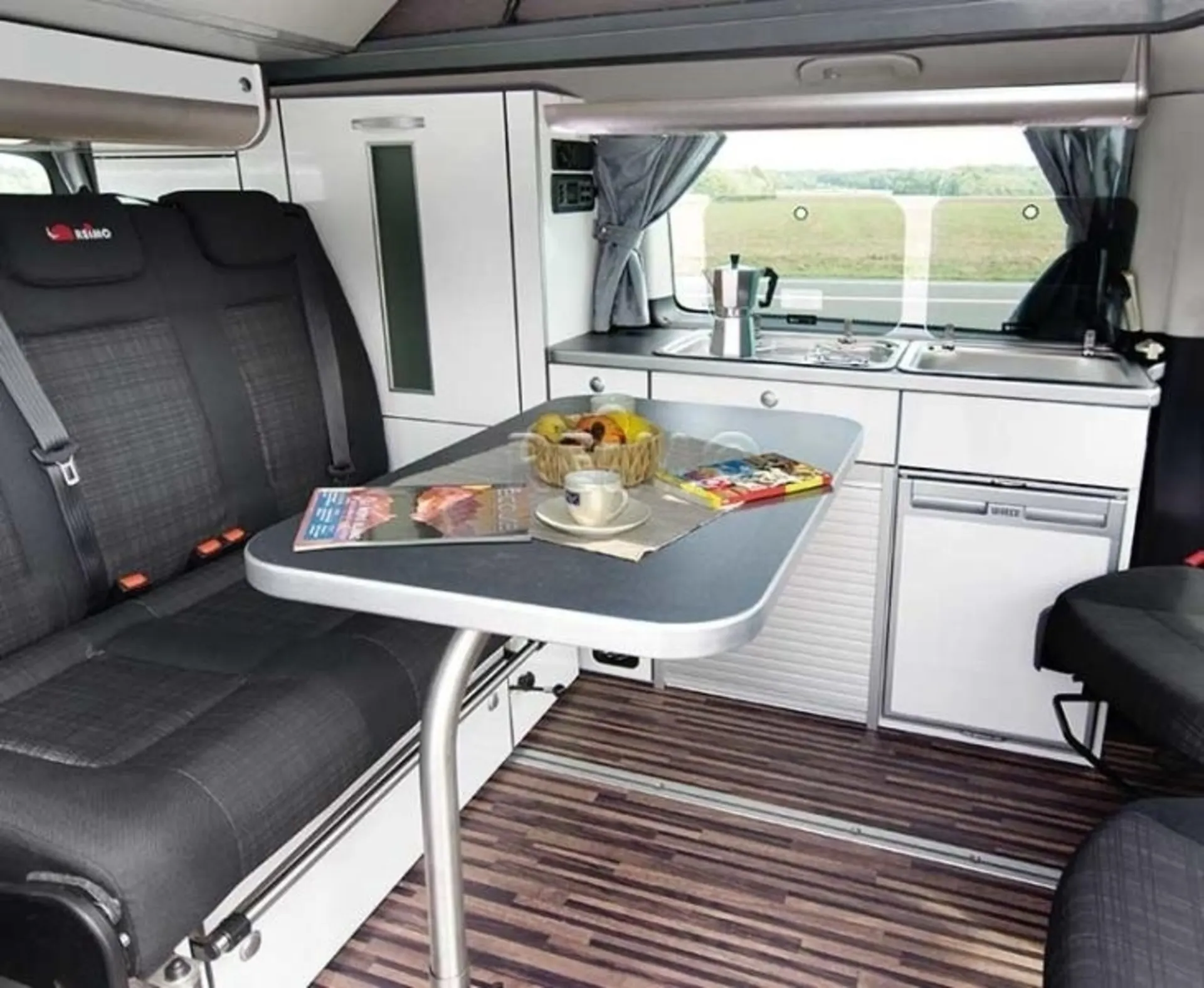 Installation de table avec piétement de table pivotant pour Mercedes Vito long et plateau de table avec bord argenté Installation de table avec piétement de table pivotant pour Mercedes Vito long et plateau de table avec bord argenté