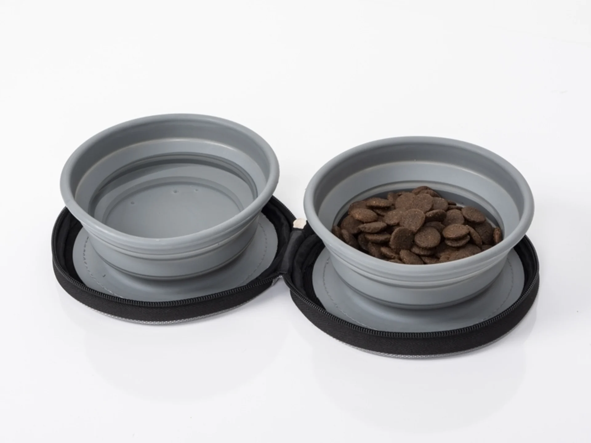 Gamelle pour chien LUCY avec 2 godets en silicone pliables pour les déplacements Gamelle pour chien LUCY avec 2 godets en silicone pliables pour les déplacements